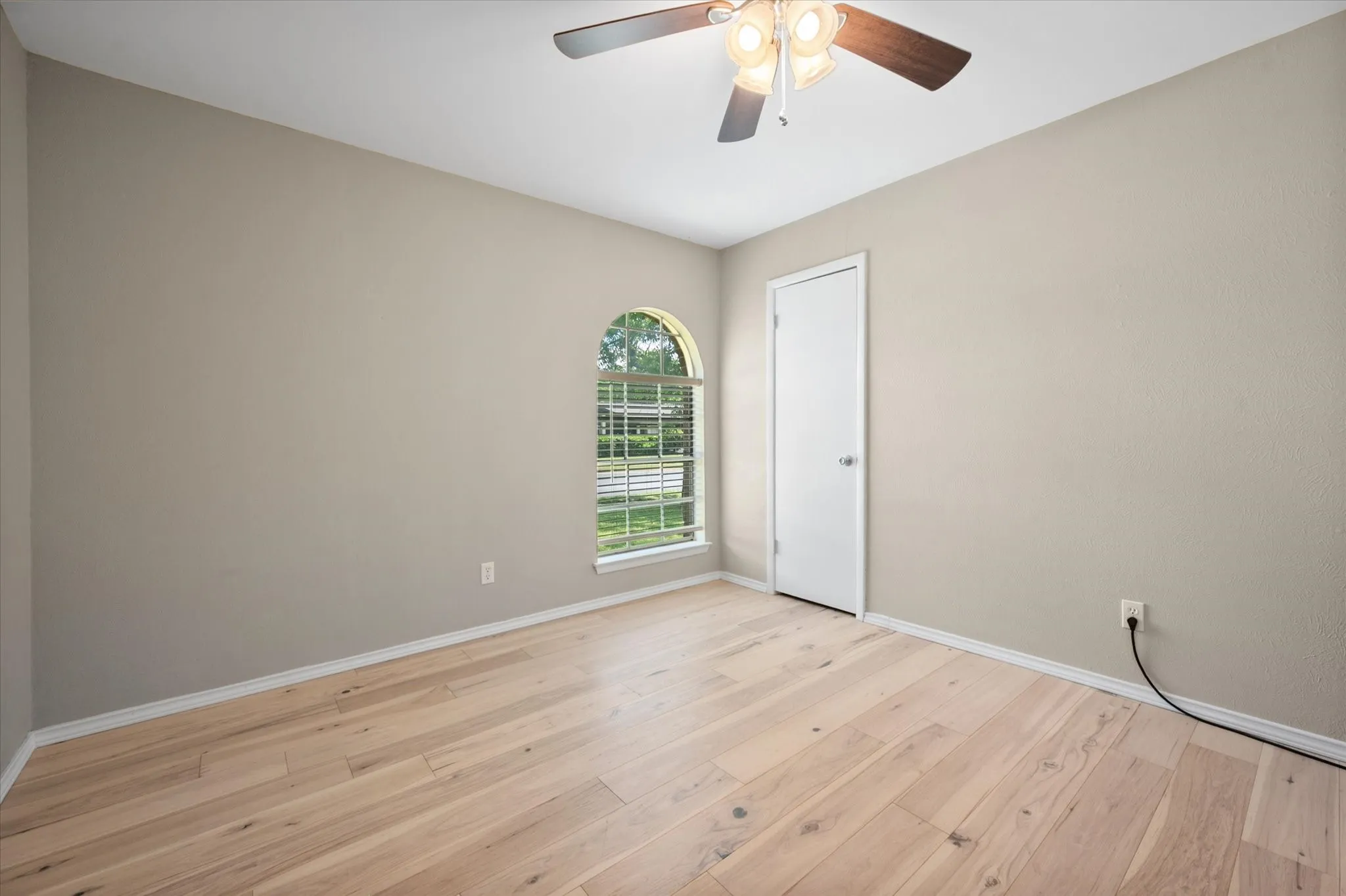 Single Family Residence For Sale in Tarrant County , 212 S Heights Drive, Crowley, Texas 76036, 3 Bedroom, 2 Bathroom, 2 Garage spaces, 1,614 Sqft, built in 1973, Preowned, mls#21251617, Real Estate Agent in Crowley, Homes For Sale in Tarrant county, Homes For Sale in Crowley, Realtor in Crowley Texas, Real Estate Brokerage Independent Realty Texas, Luminita Cordes Realtor
