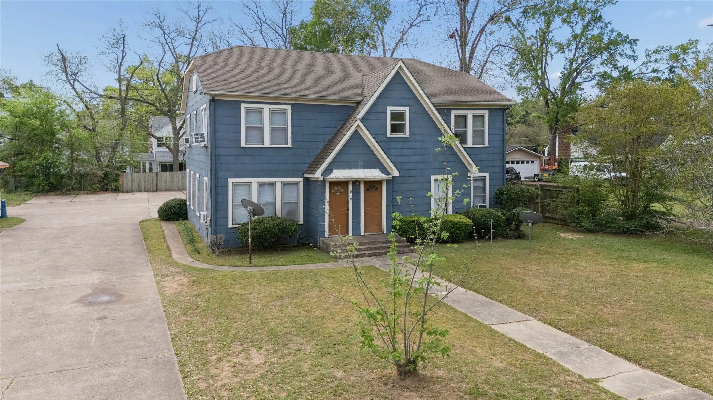 Quadruplex For Sale in Gregg County , 1010 Maple Street, Kilgore, Texas 75622, 1 Bedroom, 1 Bathroom, Garage spaces, 0 Sqft, built in 1938, Preowned, mls#21252305, Real Estate Agent in Kilgore, Homes For Sale in Gregg county, Homes For Sale in Kilgore, Realtor in Kilgore Texas, Real Estate Brokerage Independent Realty Texas, Luminita Cordes Realtor
