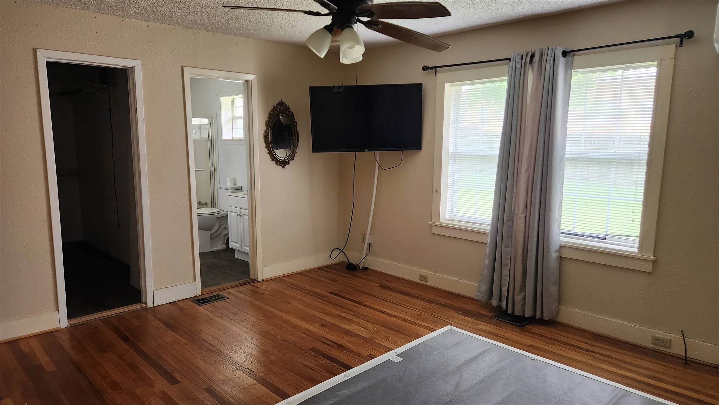 Walk-in closet & ensuite