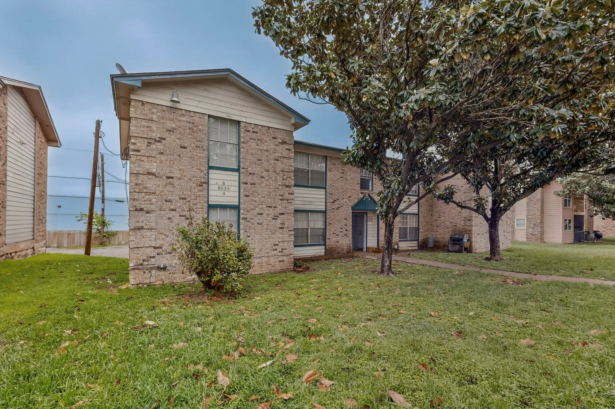 Duplex For Rent in Tarrant County , 8024 Cambridge Circle A, White Settlement, Texas 76108, 2 Bedroom, 2 Bathroom, Garage spaces, 1,000 Sqft, built in 1986, mls#21252479, Real Estate Agent in White Settlement, Homes For Rent in Tarrant county, Homes For Rent in White Settlement, Realtor in White Settlement Texas, Real Estate Brokerage Independent Realty Texas, Luminita Cordes Realtor
