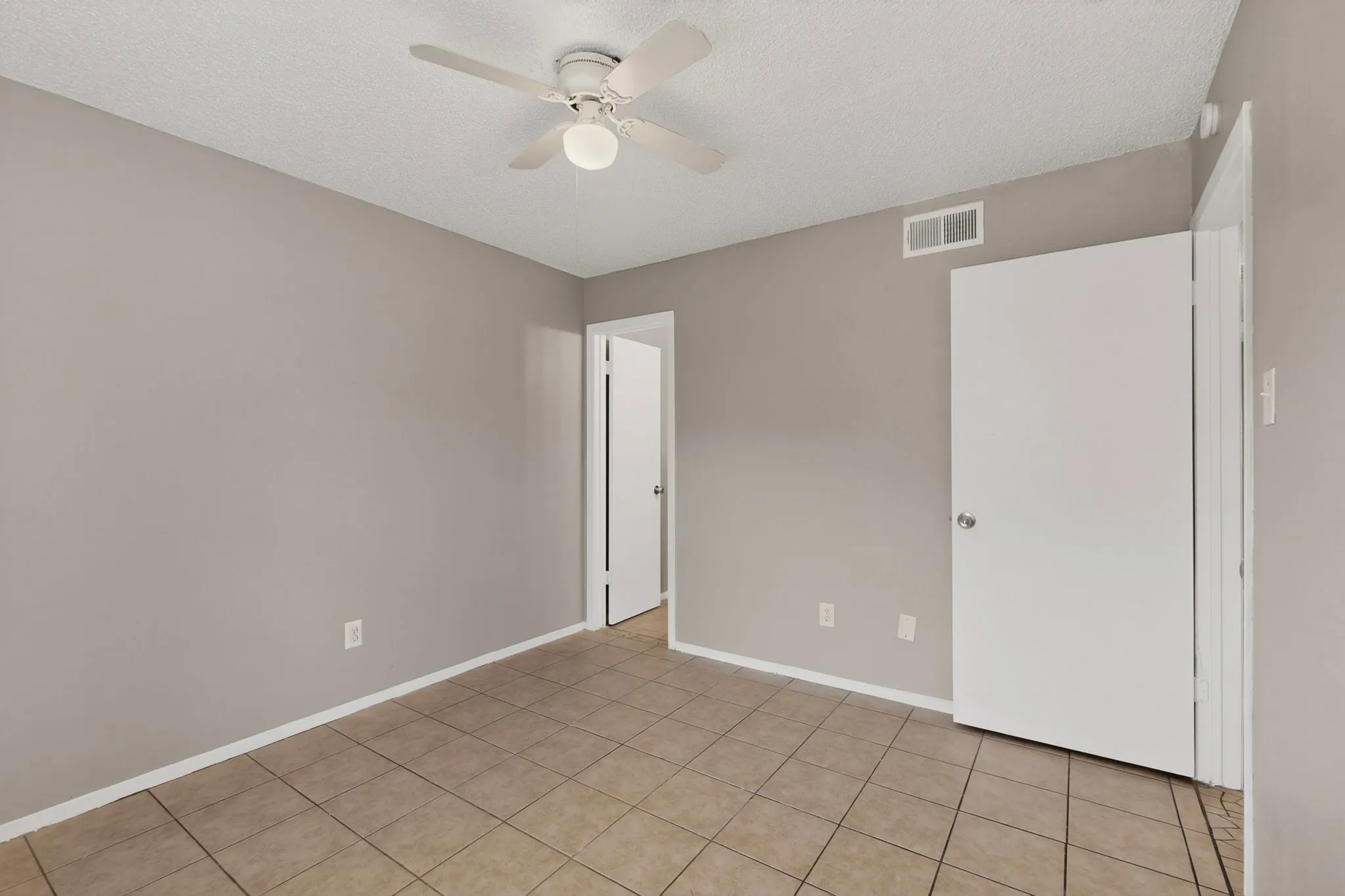 Duplex For Rent in Tarrant County , 8024 Cambridge Circle A, White Settlement, Texas 76108, 2 Bedroom, 2 Bathroom, Garage spaces, 1,000 Sqft, built in 1986, mls#21252479, Real Estate Agent in White Settlement, Homes For Rent in Tarrant county, Homes For Rent in White Settlement, Realtor in White Settlement Texas, Real Estate Brokerage Independent Realty Texas, Luminita Cordes Realtor