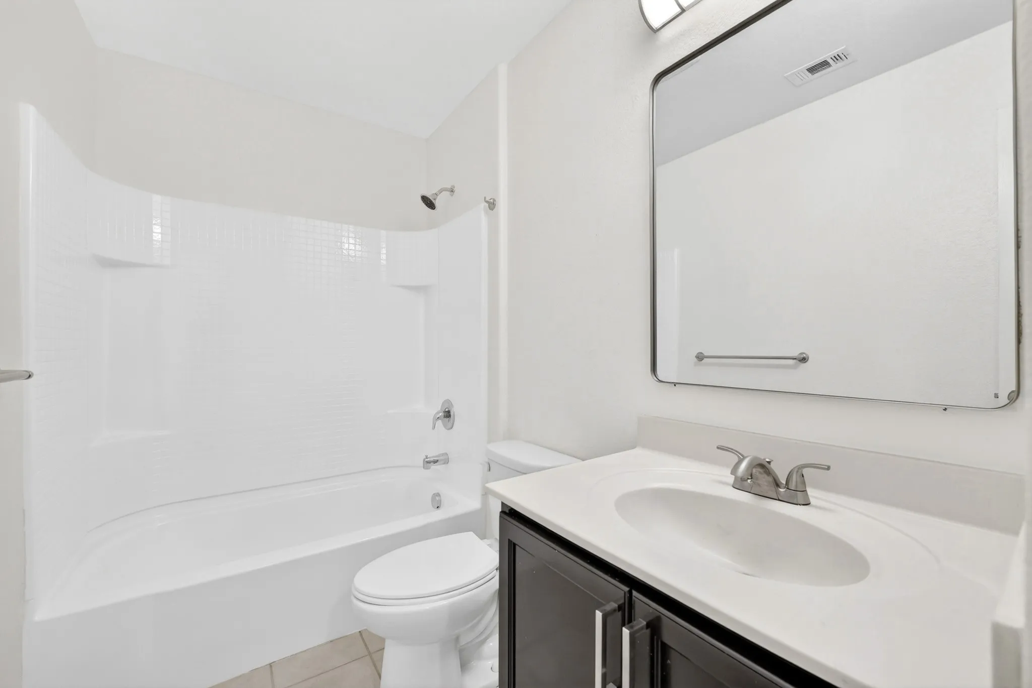 Secondary full bathroom