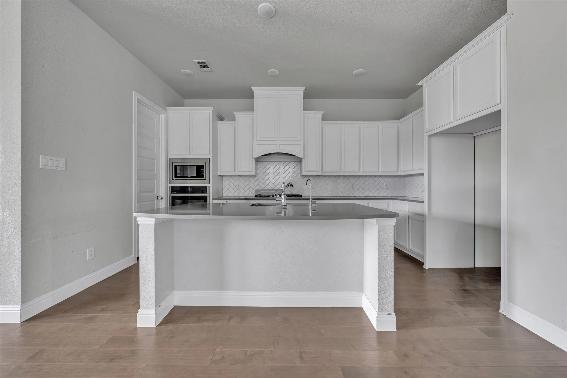Single Family Residence For Sale in Ellis County , 1802 Graham Way, Mansfield, Texas 76063, 4 Bedroom, 3 Bathroom, 2 Garage spaces, 2,861 Sqft, built in 2021, Preowned, mls#21247003, Real Estate Agent in Mansfield, Homes For Sale in Ellis county, Homes For Sale in Mansfield, Realtor in Mansfield Texas, Real Estate Brokerage Independent Realty Texas, Luminita Cordes Realtor
