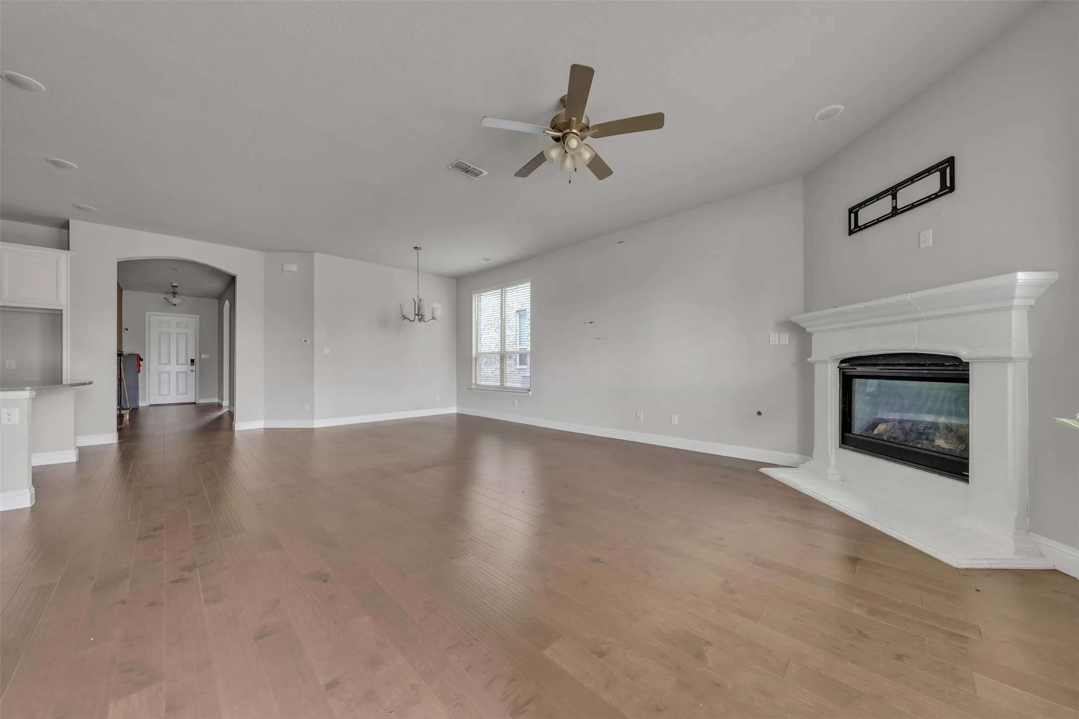 Single Family Residence For Sale in Ellis County , 1802 Graham Way, Mansfield, Texas 76063, 4 Bedroom, 3 Bathroom, 2 Garage spaces, 2,861 Sqft, built in 2021, Preowned, mls#21247003, Real Estate Agent in Mansfield, Homes For Sale in Ellis county, Homes For Sale in Mansfield, Realtor in Mansfield Texas, Real Estate Brokerage Independent Realty Texas, Luminita Cordes Realtor