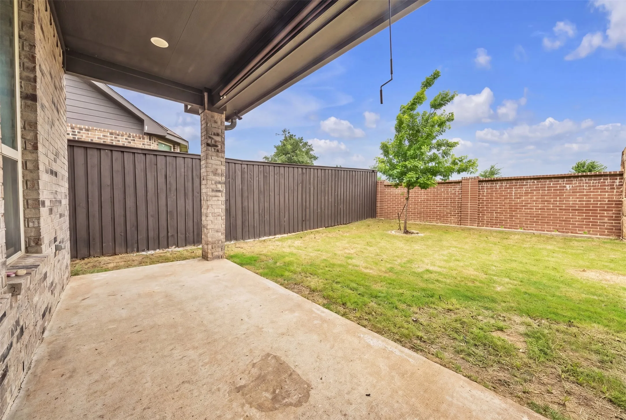 Single Family Residence For Sale in Ellis County , 1802 Graham Way, Mansfield, Texas 76063, 4 Bedroom, 3 Bathroom, 2 Garage spaces, 2,861 Sqft, built in 2021, Preowned, mls#21247003, Real Estate Agent in Mansfield, Homes For Sale in Ellis county, Homes For Sale in Mansfield, Realtor in Mansfield Texas, Real Estate Brokerage Independent Realty Texas, Luminita Cordes Realtor
