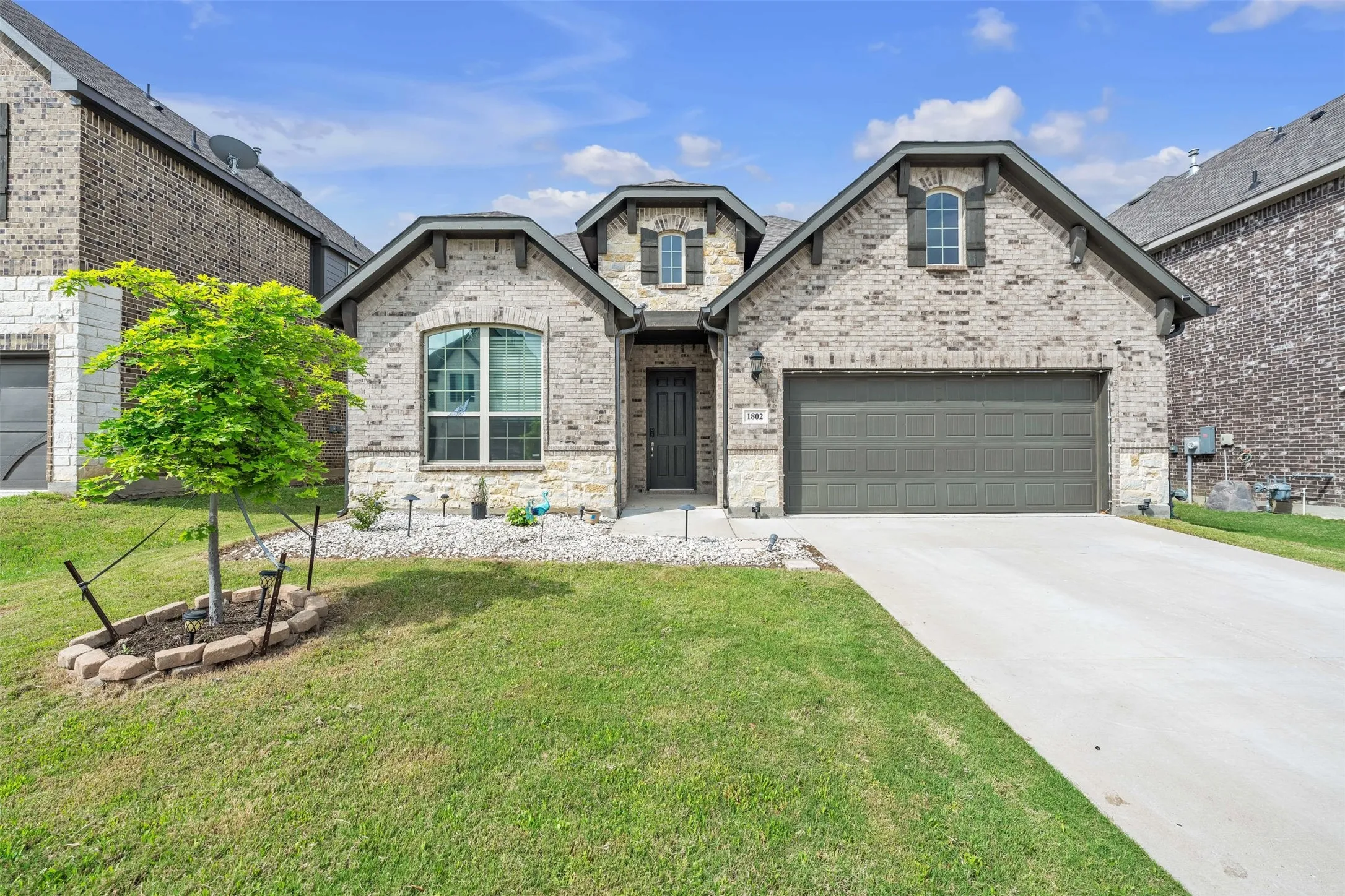 Single Family Residence For Sale in Ellis County , 1802 Graham Way, Mansfield, Texas 76063, 4 Bedroom, 3 Bathroom, 2 Garage spaces, 2,861 Sqft, built in 2021, Preowned, mls#21247003, Real Estate Agent in Mansfield, Homes For Sale in Ellis county, Homes For Sale in Mansfield, Realtor in Mansfield Texas, Real Estate Brokerage Independent Realty Texas, Luminita Cordes Realtor