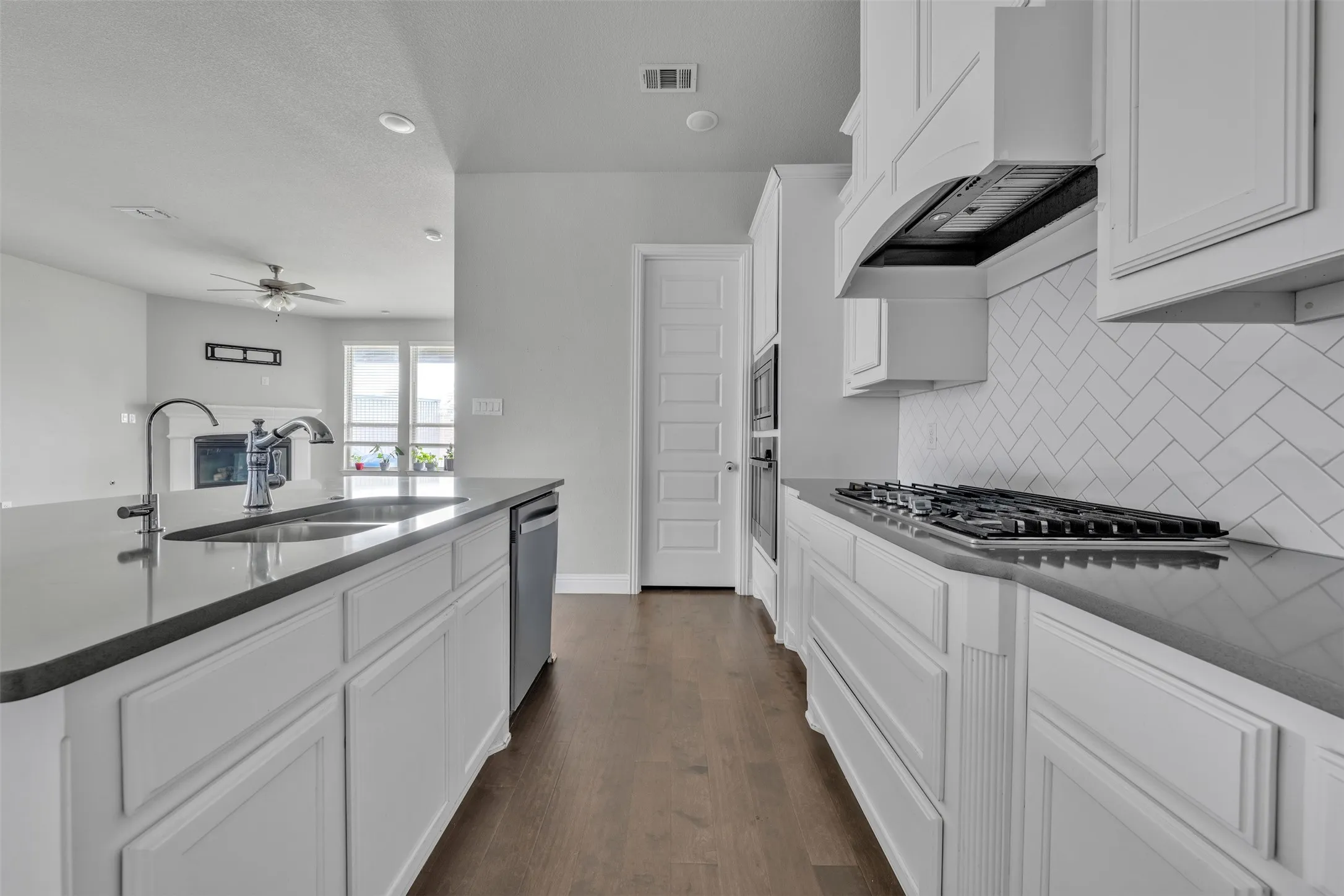 Single Family Residence For Sale in Ellis County , 1802 Graham Way, Mansfield, Texas 76063, 4 Bedroom, 3 Bathroom, 2 Garage spaces, 2,861 Sqft, built in 2021, Preowned, mls#21247003, Real Estate Agent in Mansfield, Homes For Sale in Ellis county, Homes For Sale in Mansfield, Realtor in Mansfield Texas, Real Estate Brokerage Independent Realty Texas, Luminita Cordes Realtor