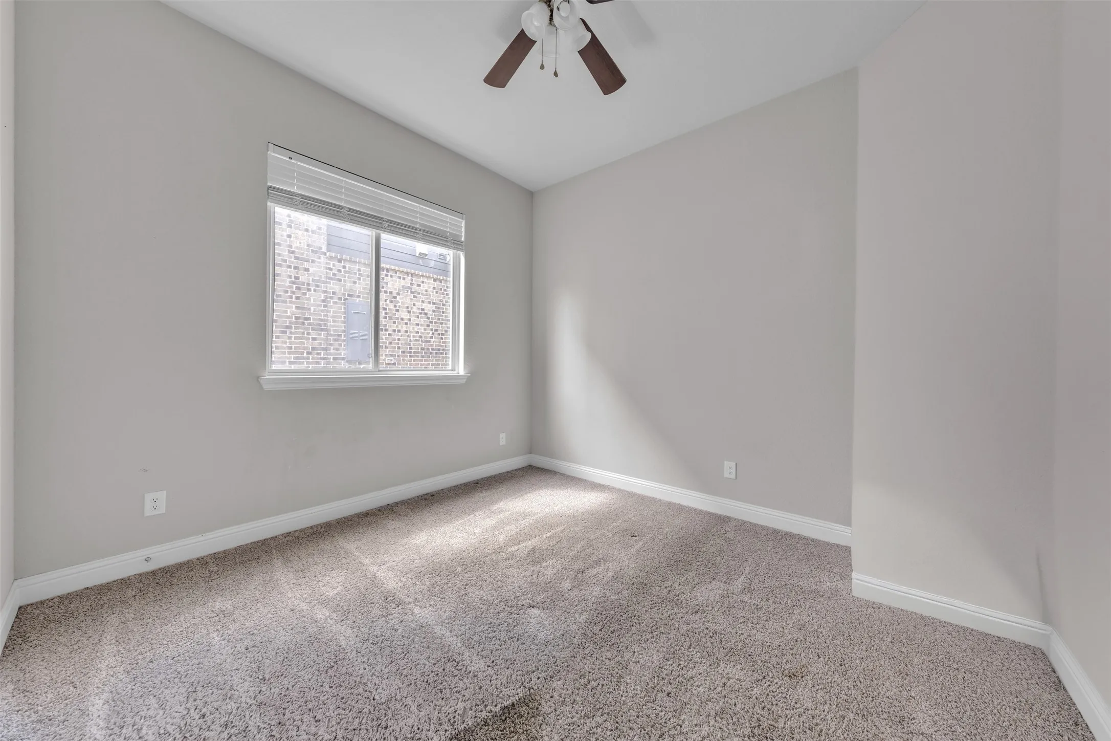 Single Family Residence For Sale in Ellis County , 1802 Graham Way, Mansfield, Texas 76063, 4 Bedroom, 3 Bathroom, 2 Garage spaces, 2,861 Sqft, built in 2021, Preowned, mls#21247003, Real Estate Agent in Mansfield, Homes For Sale in Ellis county, Homes For Sale in Mansfield, Realtor in Mansfield Texas, Real Estate Brokerage Independent Realty Texas, Luminita Cordes Realtor