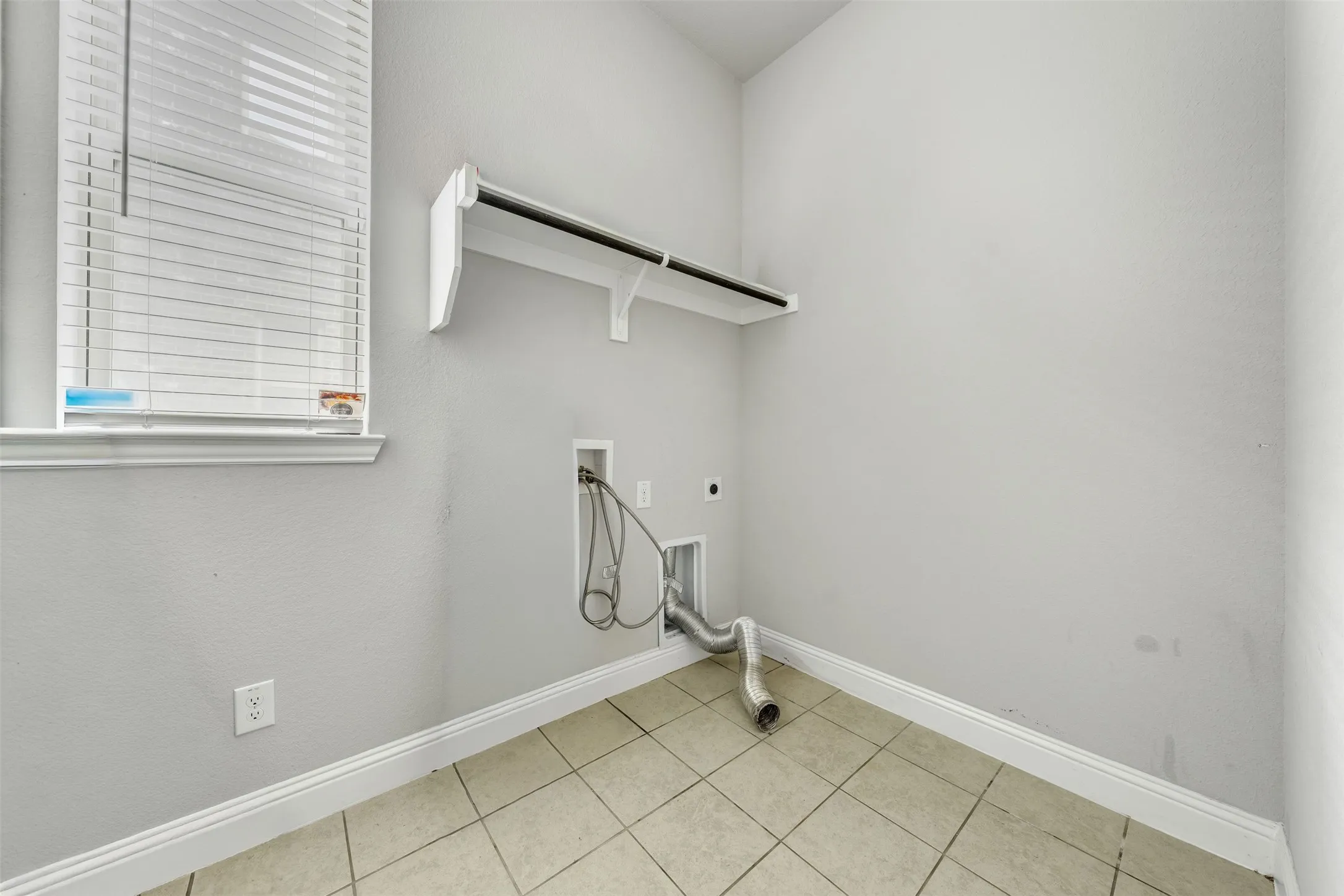 Single Family Residence For Sale in Ellis County , 1802 Graham Way, Mansfield, Texas 76063, 4 Bedroom, 3 Bathroom, 2 Garage spaces, 2,861 Sqft, built in 2021, Preowned, mls#21247003, Real Estate Agent in Mansfield, Homes For Sale in Ellis county, Homes For Sale in Mansfield, Realtor in Mansfield Texas, Real Estate Brokerage Independent Realty Texas, Luminita Cordes Realtor