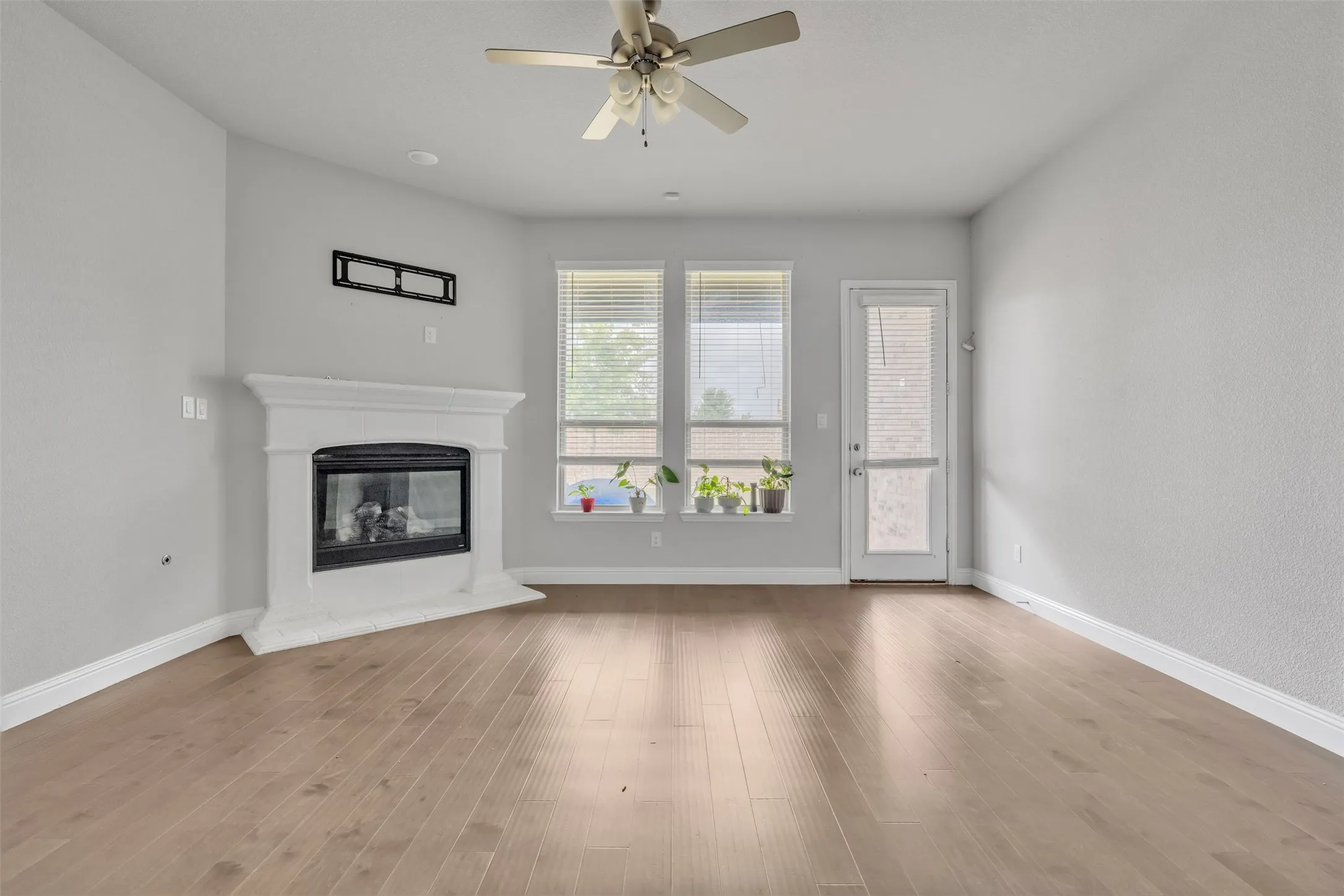 Single Family Residence For Sale in Ellis County , 1802 Graham Way, Mansfield, Texas 76063, 4 Bedroom, 3 Bathroom, 2 Garage spaces, 2,861 Sqft, built in 2021, Preowned, mls#21247003, Real Estate Agent in Mansfield, Homes For Sale in Ellis county, Homes For Sale in Mansfield, Realtor in Mansfield Texas, Real Estate Brokerage Independent Realty Texas, Luminita Cordes Realtor