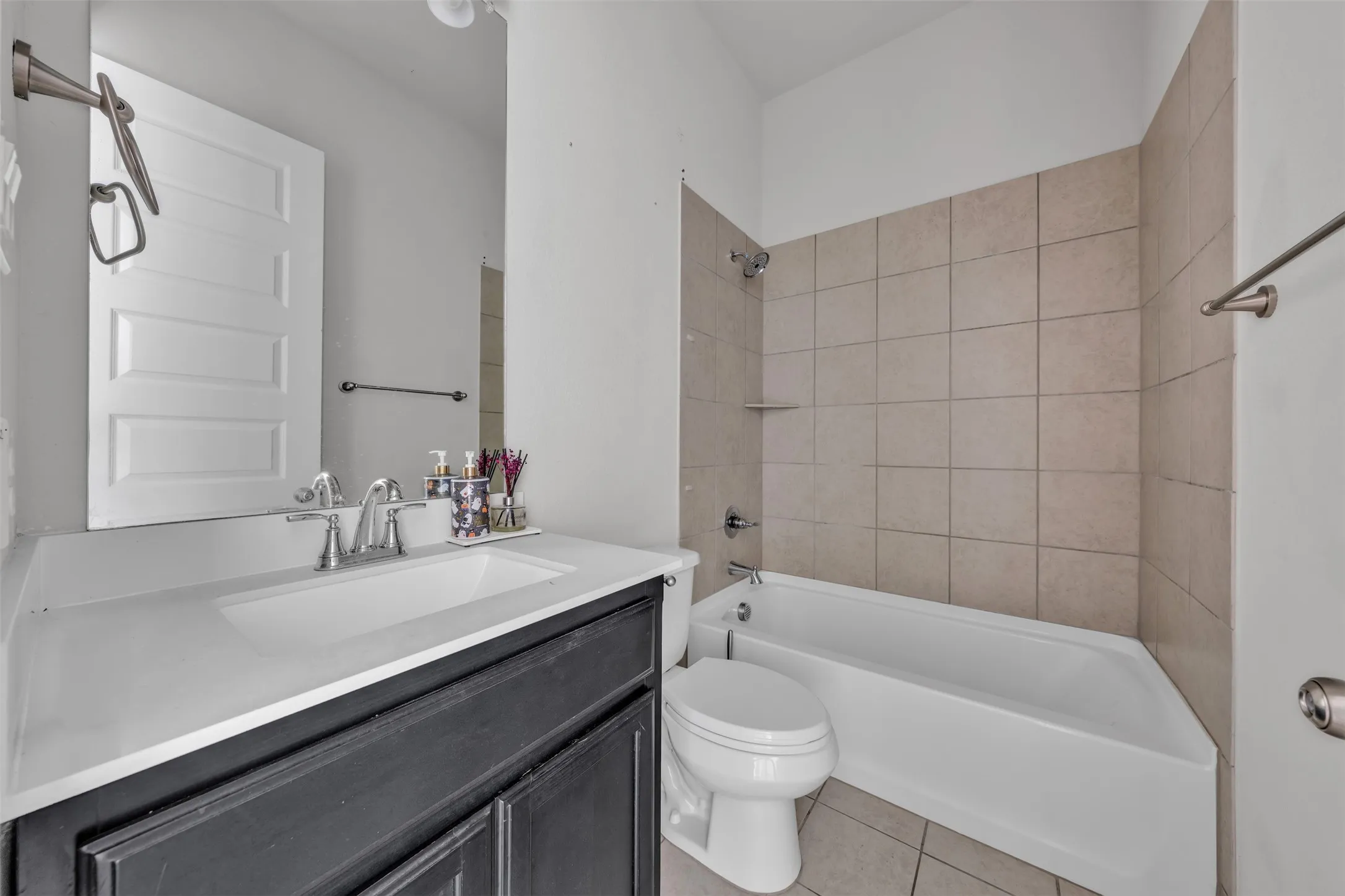 Single Family Residence For Sale in Ellis County , 1802 Graham Way, Mansfield, Texas 76063, 4 Bedroom, 3 Bathroom, 2 Garage spaces, 2,861 Sqft, built in 2021, Preowned, mls#21247003, Real Estate Agent in Mansfield, Homes For Sale in Ellis county, Homes For Sale in Mansfield, Realtor in Mansfield Texas, Real Estate Brokerage Independent Realty Texas, Luminita Cordes Realtor