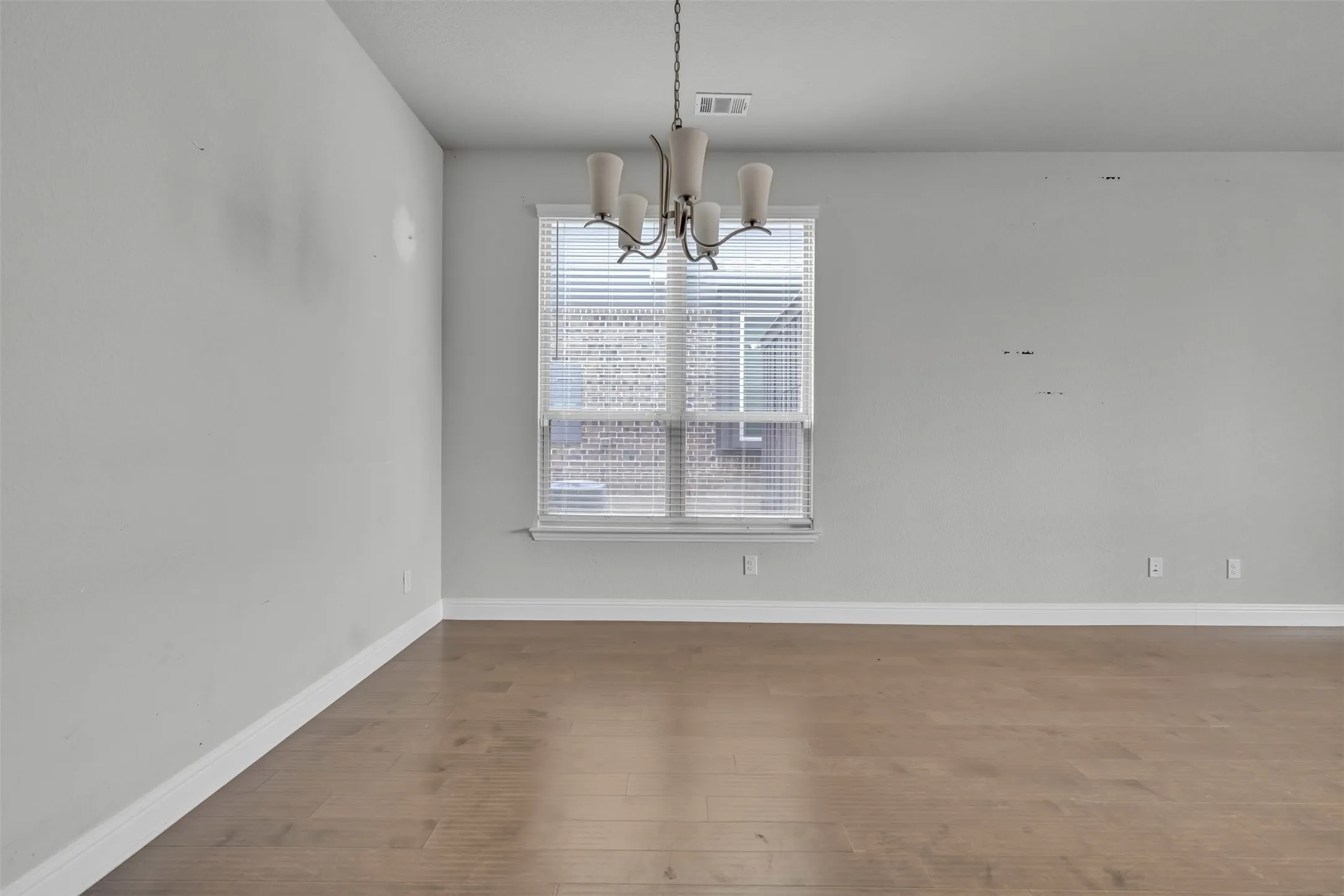 Single Family Residence For Sale in Ellis County , 1802 Graham Way, Mansfield, Texas 76063, 4 Bedroom, 3 Bathroom, 2 Garage spaces, 2,861 Sqft, built in 2021, Preowned, mls#21247003, Real Estate Agent in Mansfield, Homes For Sale in Ellis county, Homes For Sale in Mansfield, Realtor in Mansfield Texas, Real Estate Brokerage Independent Realty Texas, Luminita Cordes Realtor