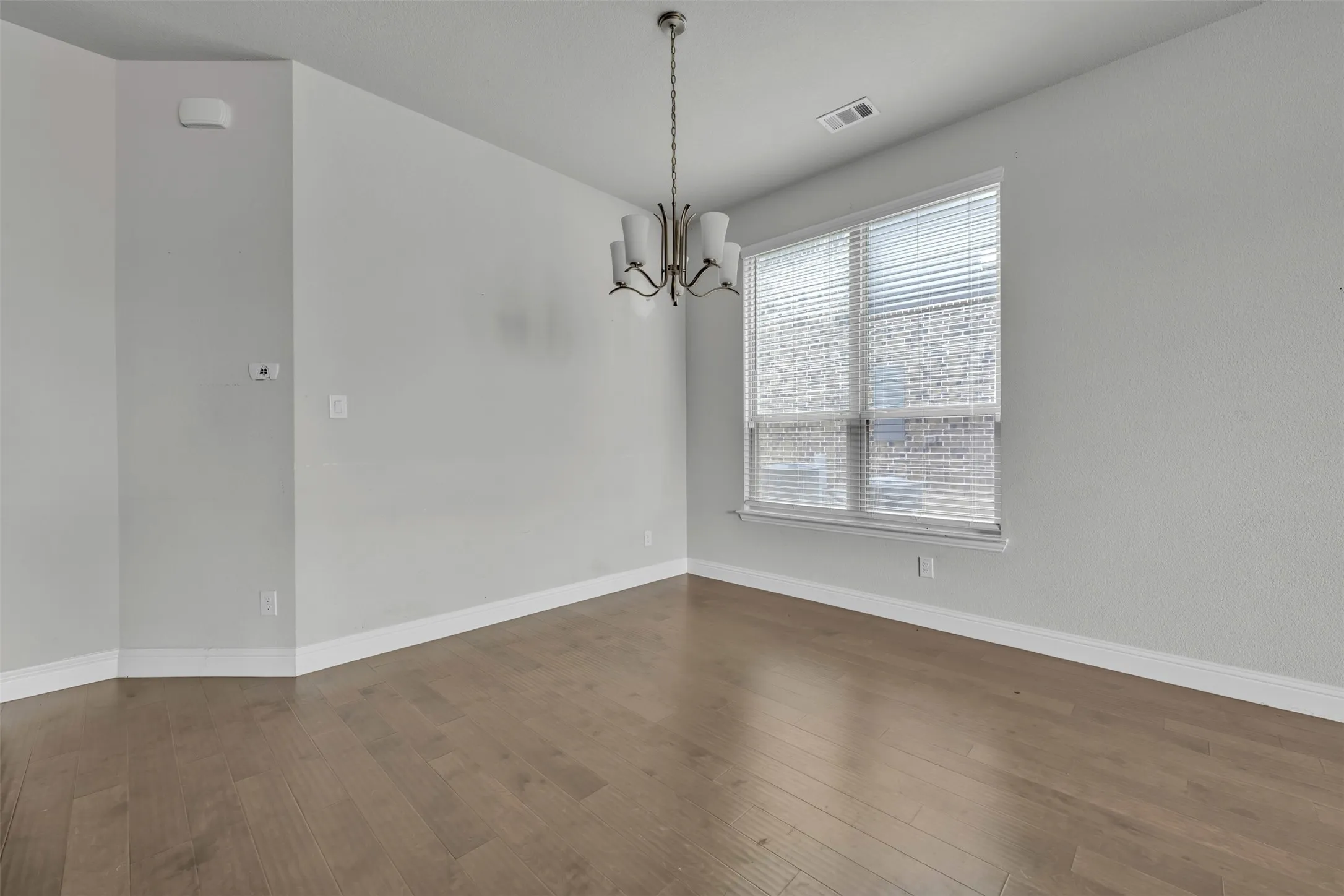 Single Family Residence For Sale in Ellis County , 1802 Graham Way, Mansfield, Texas 76063, 4 Bedroom, 3 Bathroom, 2 Garage spaces, 2,861 Sqft, built in 2021, Preowned, mls#21247003, Real Estate Agent in Mansfield, Homes For Sale in Ellis county, Homes For Sale in Mansfield, Realtor in Mansfield Texas, Real Estate Brokerage Independent Realty Texas, Luminita Cordes Realtor