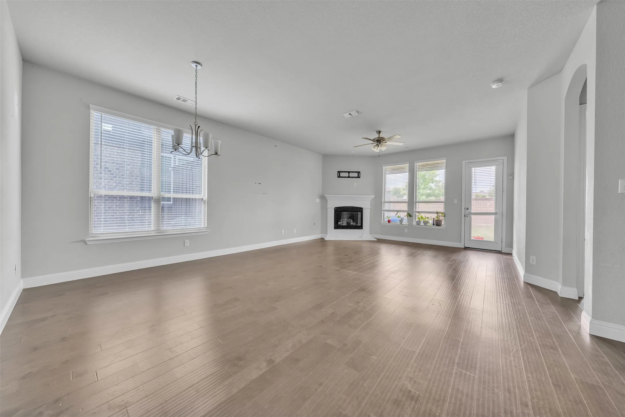 Single Family Residence For Sale in Ellis County , 1802 Graham Way, Mansfield, Texas 76063, 4 Bedroom, 3 Bathroom, 2 Garage spaces, 2,861 Sqft, built in 2021, Preowned, mls#21247003, Real Estate Agent in Mansfield, Homes For Sale in Ellis county, Homes For Sale in Mansfield, Realtor in Mansfield Texas, Real Estate Brokerage Independent Realty Texas, Luminita Cordes Realtor