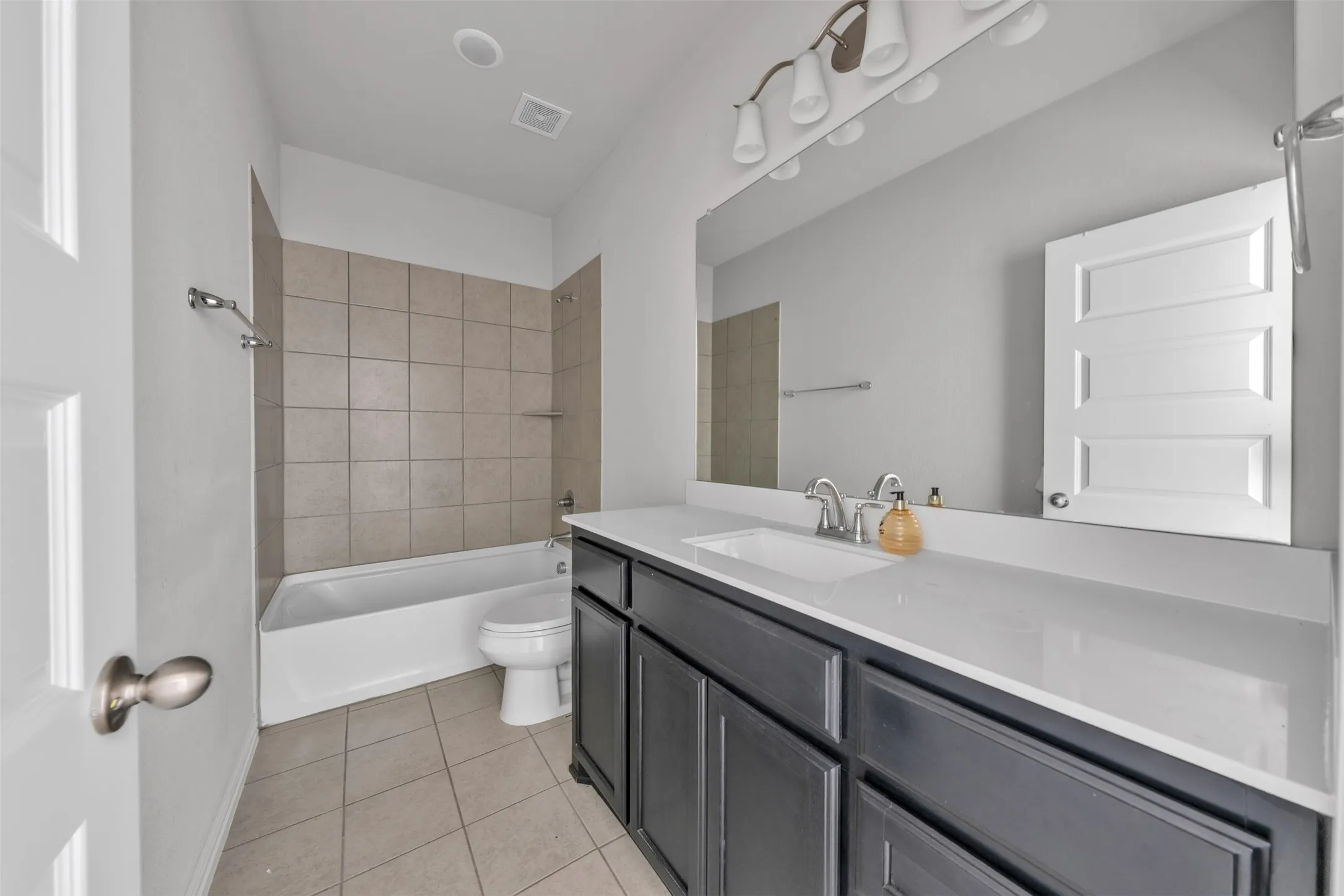 Single Family Residence For Sale in Ellis County , 1802 Graham Way, Mansfield, Texas 76063, 4 Bedroom, 3 Bathroom, 2 Garage spaces, 2,861 Sqft, built in 2021, Preowned, mls#21247003, Real Estate Agent in Mansfield, Homes For Sale in Ellis county, Homes For Sale in Mansfield, Realtor in Mansfield Texas, Real Estate Brokerage Independent Realty Texas, Luminita Cordes Realtor