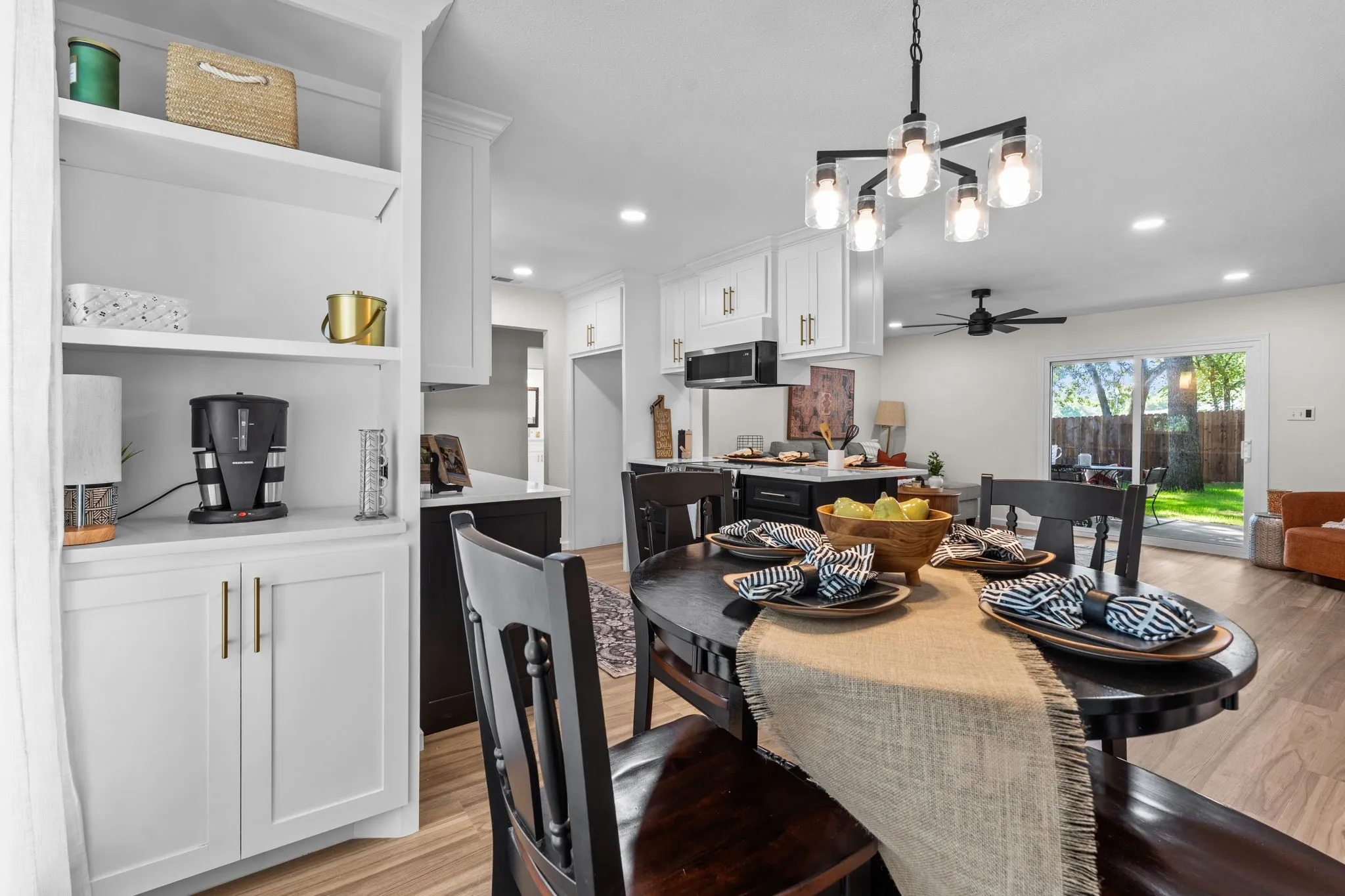Single Family Residence For Sale in Parker County , 103 Camelot Drive, Weatherford, Texas 76086, 3 Bedroom, 2 Bathroom, 2 Garage spaces, 1,328 Sqft, built in 1982, mls#21240708, Real Estate Agent in Weatherford, Homes For Sale in Parker county, Homes For Sale in Weatherford, Realtor in Weatherford Texas, Real Estate Brokerage Independent Realty Texas, Luminita Cordes Realtor