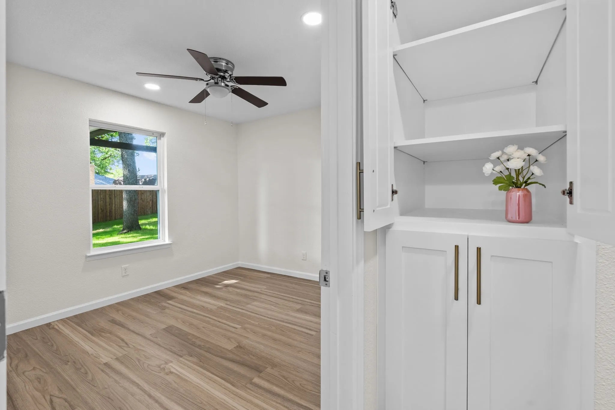 Single Family Residence For Sale in Parker County , 103 Camelot Drive, Weatherford, Texas 76086, 3 Bedroom, 2 Bathroom, 2 Garage spaces, 1,328 Sqft, built in 1982, mls#21240708, Real Estate Agent in Weatherford, Homes For Sale in Parker county, Homes For Sale in Weatherford, Realtor in Weatherford Texas, Real Estate Brokerage Independent Realty Texas, Luminita Cordes Realtor