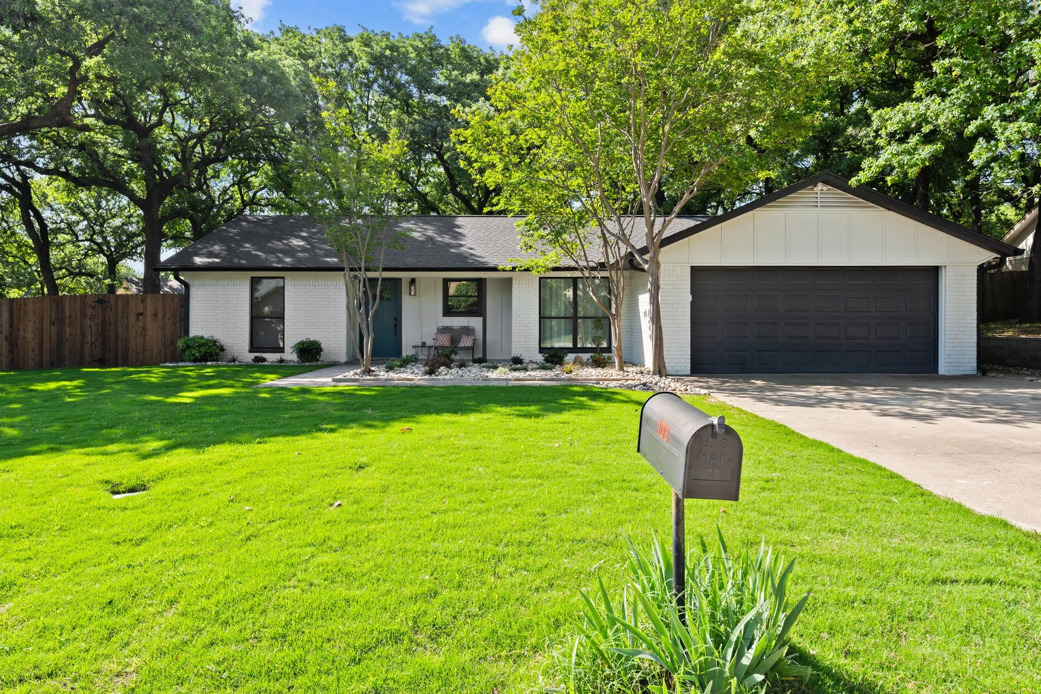 Single Family Residence For Sale in Parker County , 103 Camelot Drive, Weatherford, Texas 76086, 3 Bedroom, 2 Bathroom, 2 Garage spaces, 1,328 Sqft, built in 1982, mls#21240708, Real Estate Agent in Weatherford, Homes For Sale in Parker county, Homes For Sale in Weatherford, Realtor in Weatherford Texas, Real Estate Brokerage Independent Realty Texas, Luminita Cordes Realtor