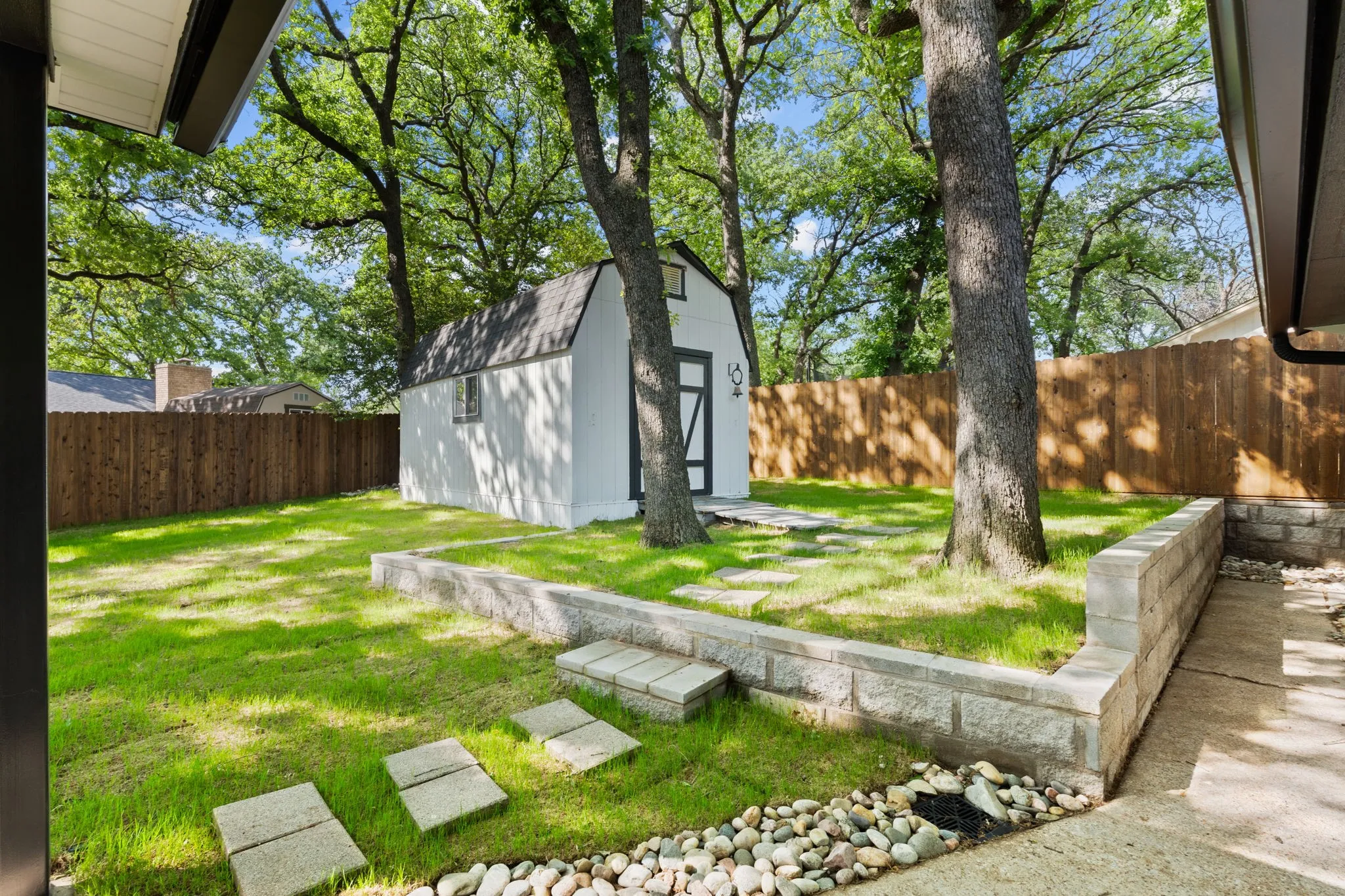 Single Family Residence For Sale in Parker County , 103 Camelot Drive, Weatherford, Texas 76086, 3 Bedroom, 2 Bathroom, 2 Garage spaces, 1,328 Sqft, built in 1982, mls#21240708, Real Estate Agent in Weatherford, Homes For Sale in Parker county, Homes For Sale in Weatherford, Realtor in Weatherford Texas, Real Estate Brokerage Independent Realty Texas, Luminita Cordes Realtor