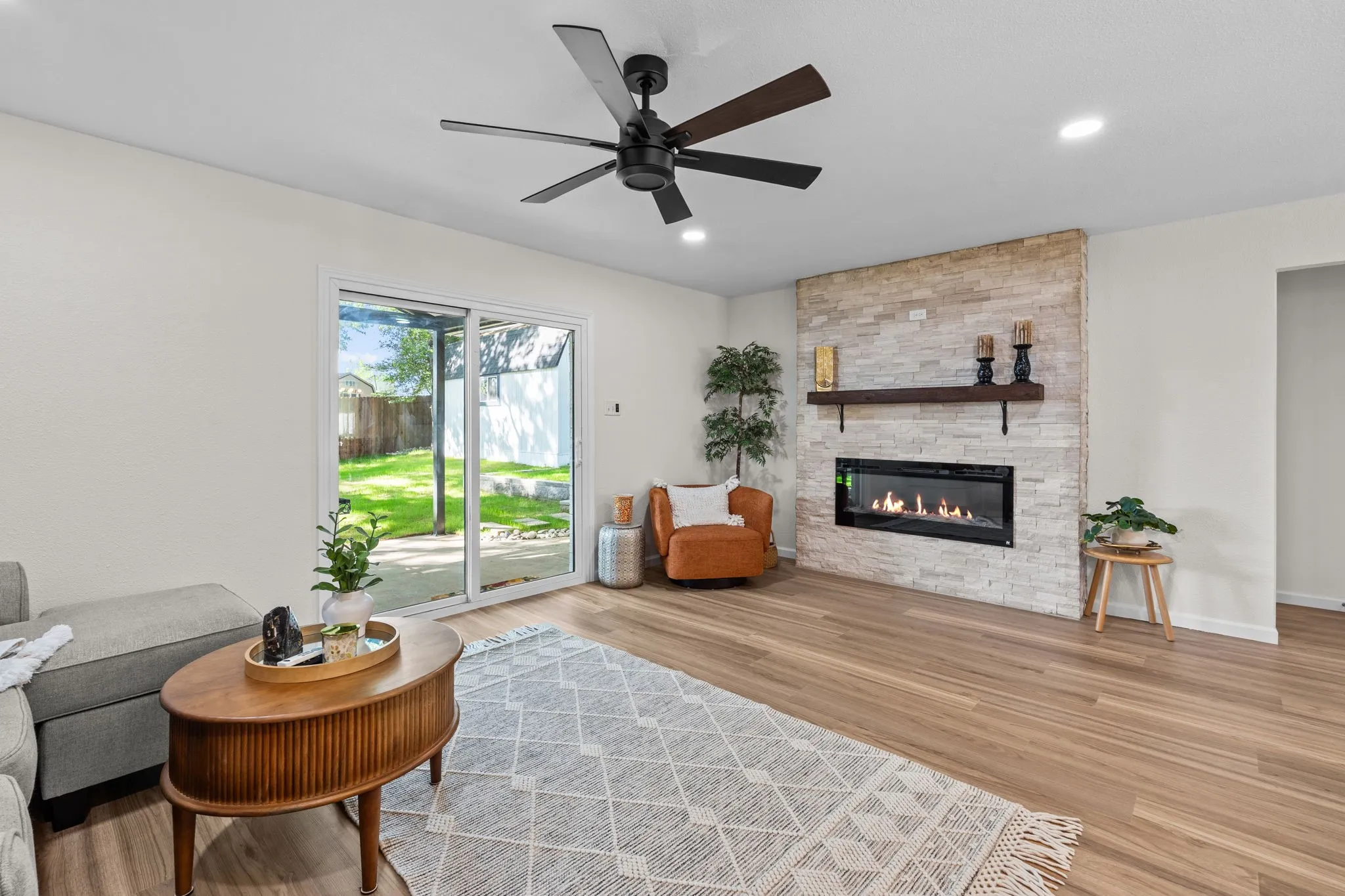 Single Family Residence For Sale in Parker County , 103 Camelot Drive, Weatherford, Texas 76086, 3 Bedroom, 2 Bathroom, 2 Garage spaces, 1,328 Sqft, built in 1982, mls#21240708, Real Estate Agent in Weatherford, Homes For Sale in Parker county, Homes For Sale in Weatherford, Realtor in Weatherford Texas, Real Estate Brokerage Independent Realty Texas, Luminita Cordes Realtor
