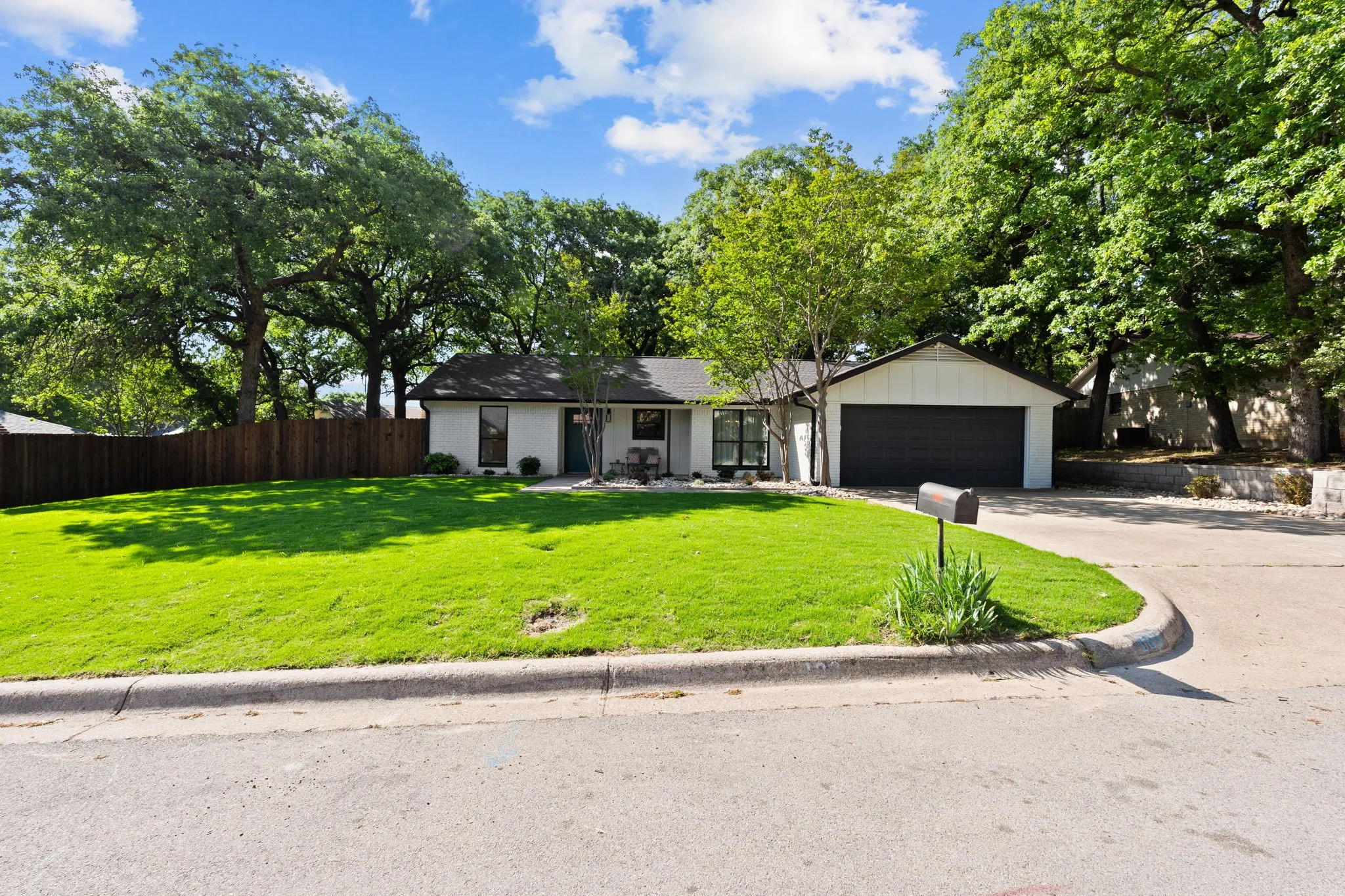 Single Family Residence For Sale in Parker County , 103 Camelot Drive, Weatherford, Texas 76086, 3 Bedroom, 2 Bathroom, 2 Garage spaces, 1,328 Sqft, built in 1982, mls#21240708, Real Estate Agent in Weatherford, Homes For Sale in Parker county, Homes For Sale in Weatherford, Realtor in Weatherford Texas, Real Estate Brokerage Independent Realty Texas, Luminita Cordes Realtor