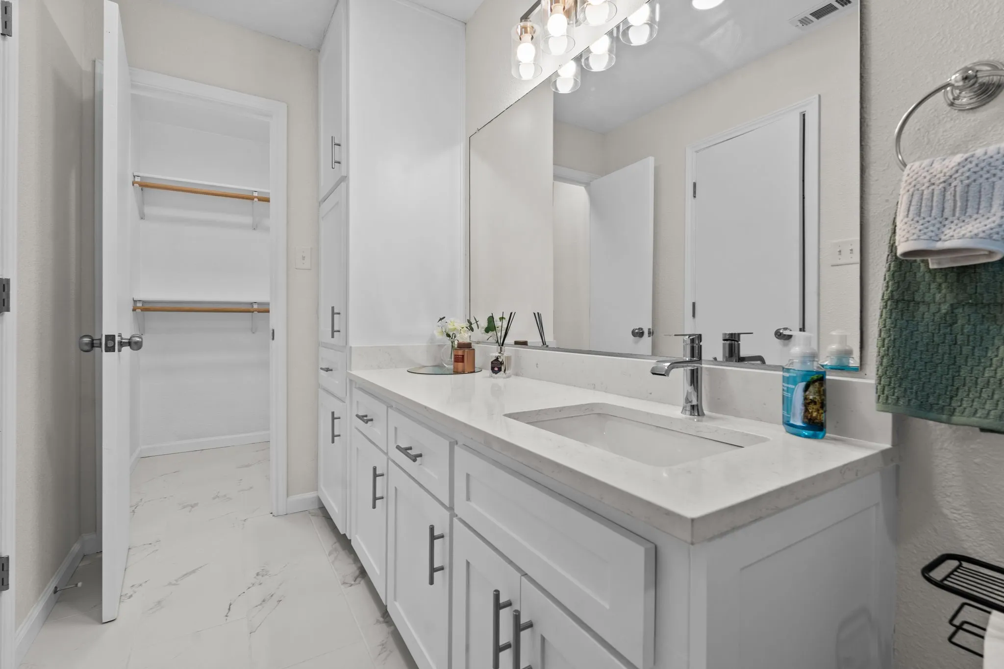 Single Family Residence For Sale in Parker County , 103 Camelot Drive, Weatherford, Texas 76086, 3 Bedroom, 2 Bathroom, 2 Garage spaces, 1,328 Sqft, built in 1982, mls#21240708, Real Estate Agent in Weatherford, Homes For Sale in Parker county, Homes For Sale in Weatherford, Realtor in Weatherford Texas, Real Estate Brokerage Independent Realty Texas, Luminita Cordes Realtor
