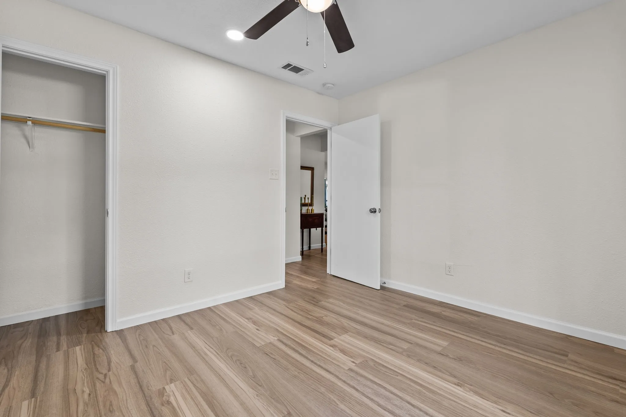Single Family Residence For Sale in Parker County , 103 Camelot Drive, Weatherford, Texas 76086, 3 Bedroom, 2 Bathroom, 2 Garage spaces, 1,328 Sqft, built in 1982, mls#21240708, Real Estate Agent in Weatherford, Homes For Sale in Parker county, Homes For Sale in Weatherford, Realtor in Weatherford Texas, Real Estate Brokerage Independent Realty Texas, Luminita Cordes Realtor