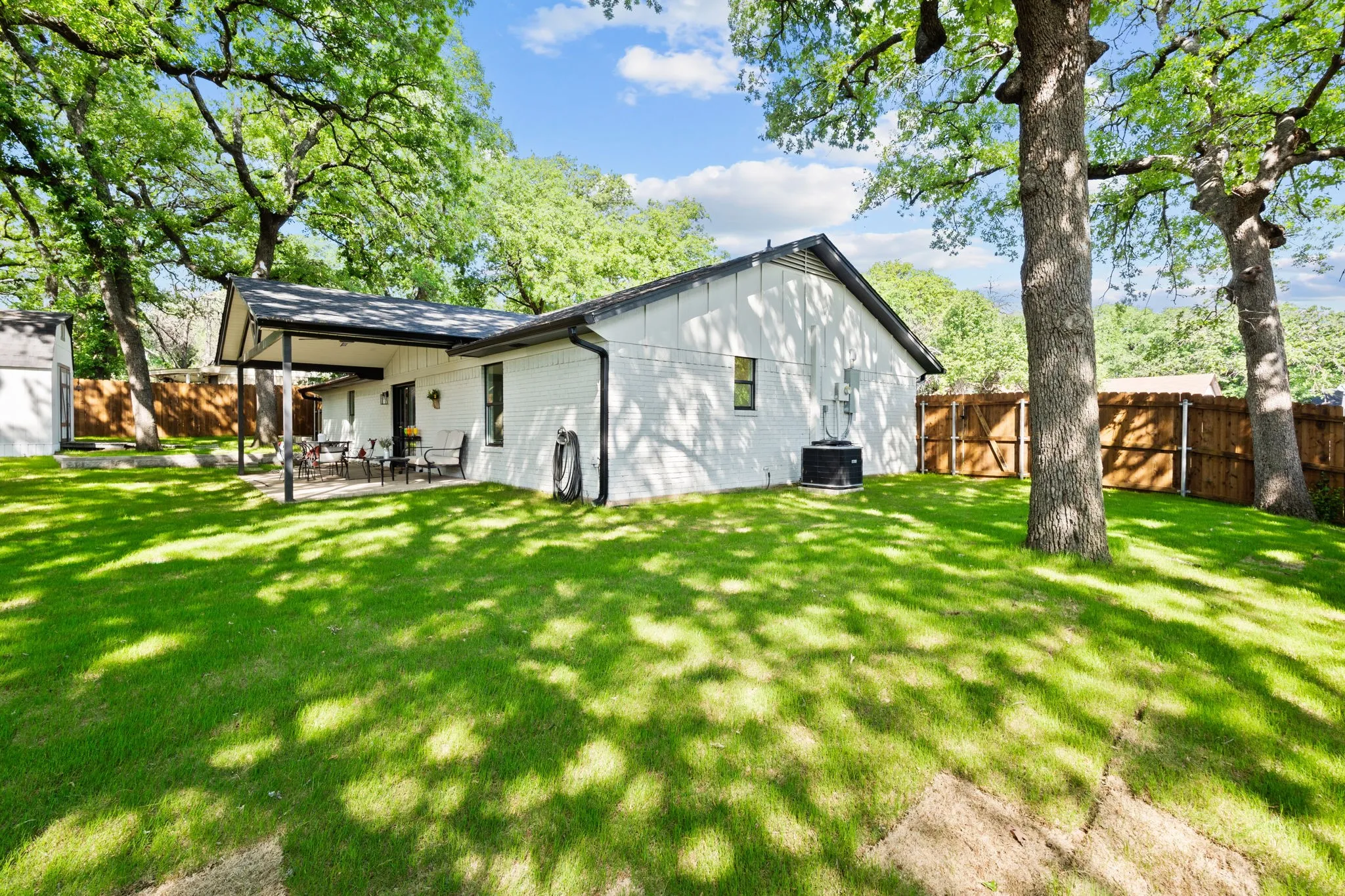 Single Family Residence For Sale in Parker County , 103 Camelot Drive, Weatherford, Texas 76086, 3 Bedroom, 2 Bathroom, 2 Garage spaces, 1,328 Sqft, built in 1982, mls#21240708, Real Estate Agent in Weatherford, Homes For Sale in Parker county, Homes For Sale in Weatherford, Realtor in Weatherford Texas, Real Estate Brokerage Independent Realty Texas, Luminita Cordes Realtor