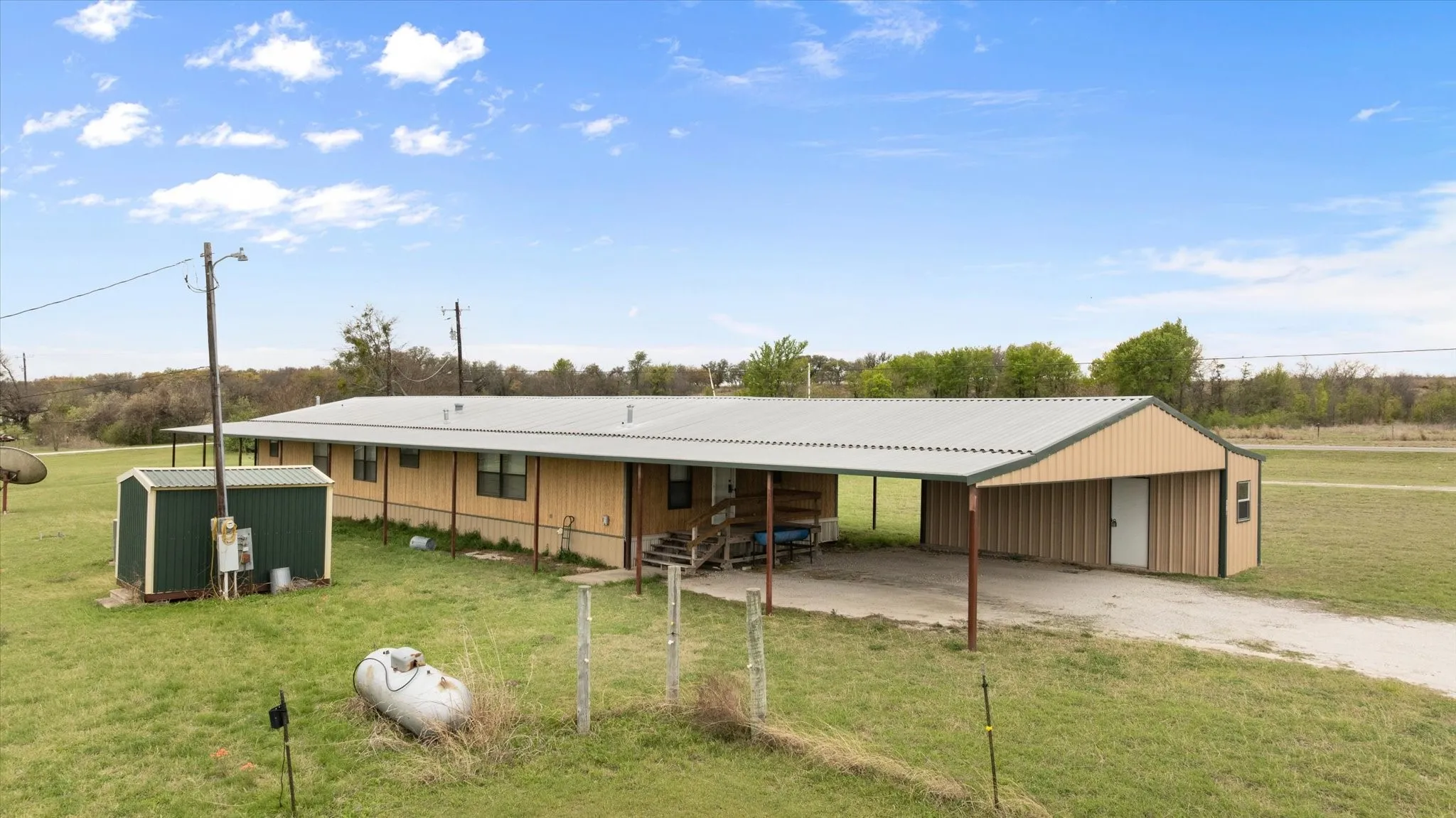 Mobile Home For Sale in Hood County , 6931 Tin Top Highway, Weatherford, Texas 76087, 4 Bedroom, 3 Bathroom, Garage spaces, 2,128 Sqft, built in 1998, mls#21252439, Real Estate Agent in Weatherford, Homes For Sale in Hood county, Homes For Sale in Weatherford, Realtor in Weatherford Texas, Real Estate Brokerage Independent Realty Texas, Luminita Cordes Realtor