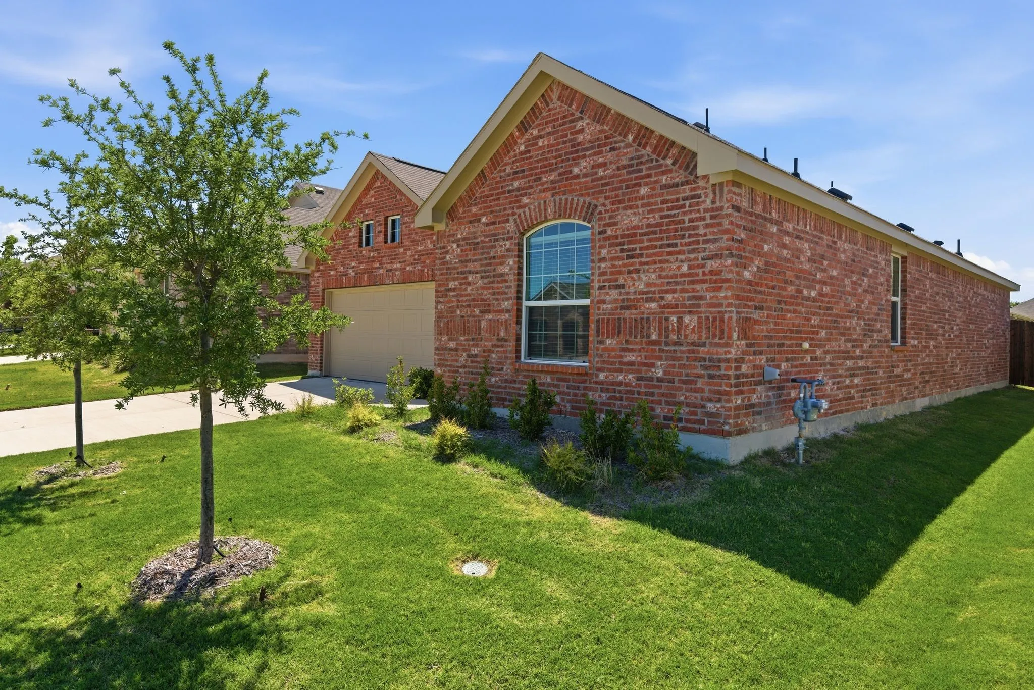 Single Family Residence For Sale in Denton County , 339 Texas Trail, Justin, Texas 76247, 3 Bedroom, 3 Bathroom, 2 Garage spaces, 1,601 Sqft, built in 2024, Preowned, mls#21234744, Real Estate Agent in Justin, Homes For Sale in Denton county, Homes For Sale in Justin, Realtor in Justin Texas, Real Estate Brokerage Independent Realty Texas, Luminita Cordes Realtor