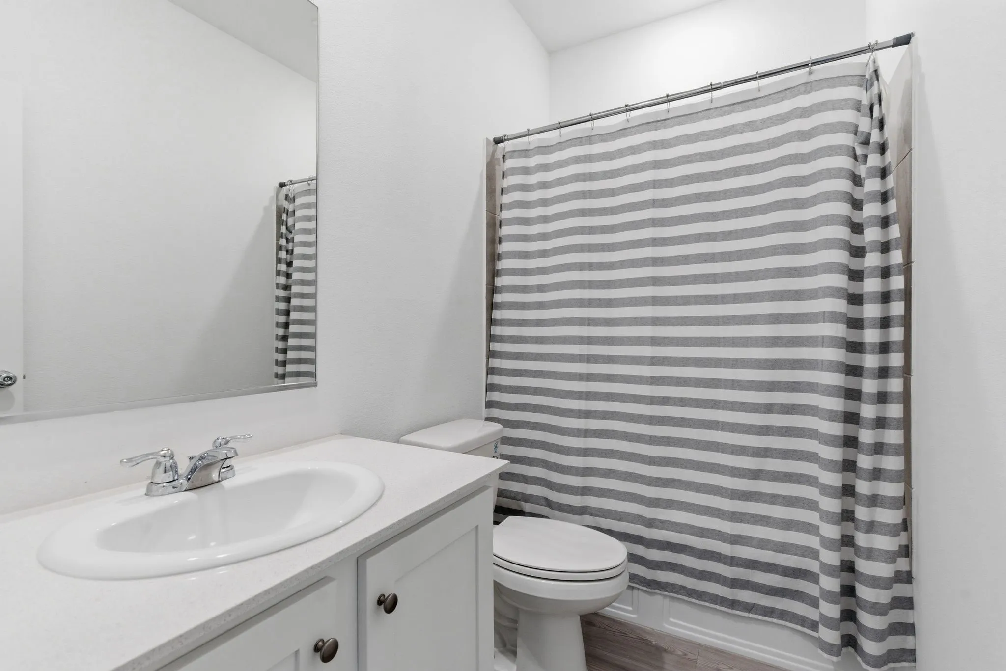 secondary bathroom between the secondary bedrooms