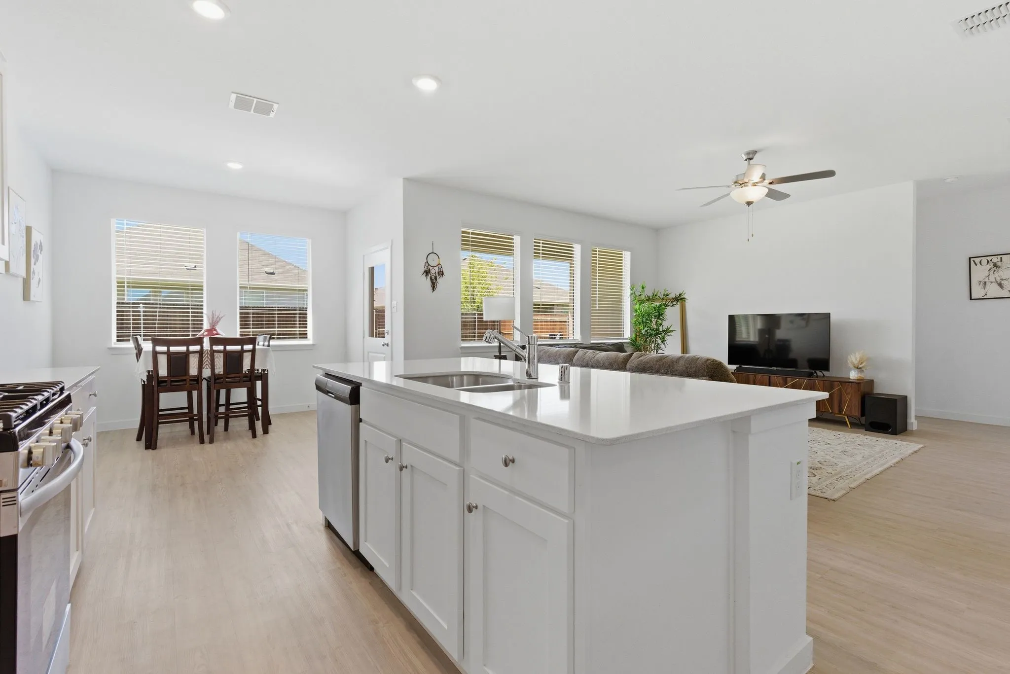 Single Family Residence For Sale in Denton County , 339 Texas Trail, Justin, Texas 76247, 3 Bedroom, 3 Bathroom, 2 Garage spaces, 1,601 Sqft, built in 2024, Preowned, mls#21234744, Real Estate Agent in Justin, Homes For Sale in Denton county, Homes For Sale in Justin, Realtor in Justin Texas, Real Estate Brokerage Independent Realty Texas, Luminita Cordes Realtor