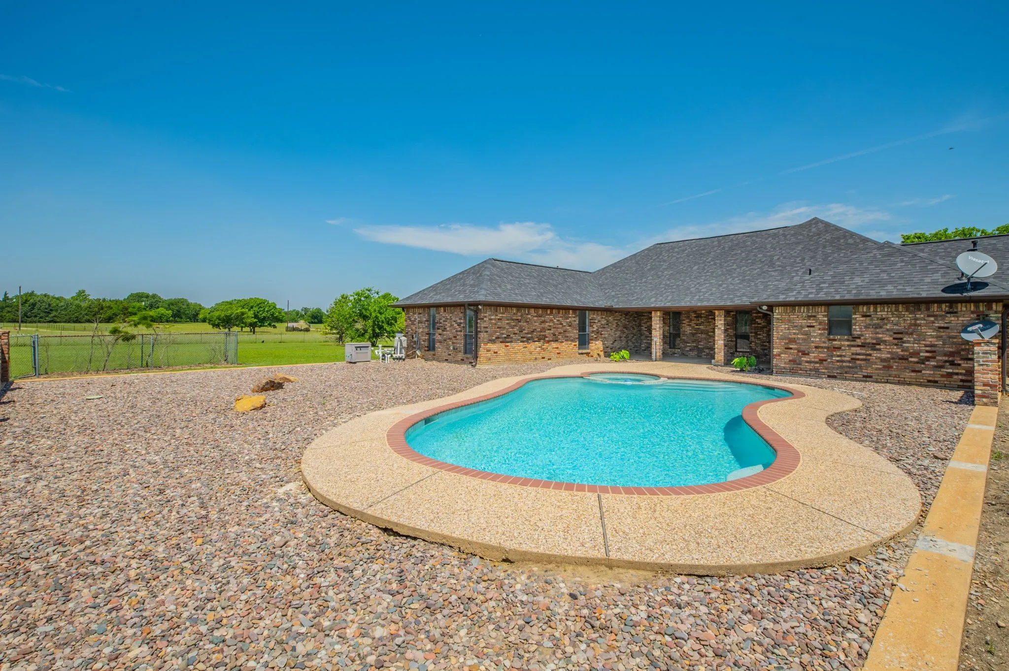 Sparkling pool with huge area for entertaining!