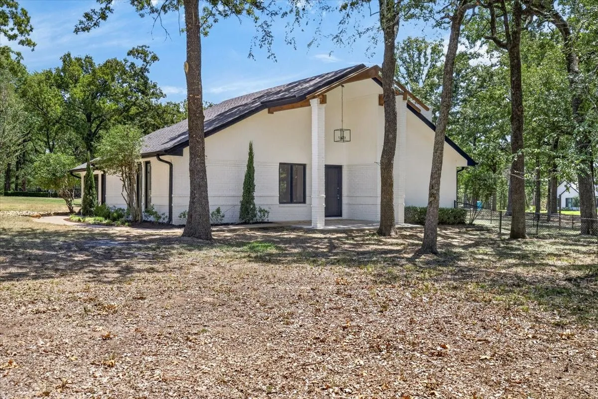 Single Family Residence For Sale in Henderson County , 172 Colonial Drive, Mabank, Texas 75156, 3 Bedroom, 2 Bathroom, 2 Garage spaces, 1,494 Sqft, built in 1986, Preowned, mls#21252677, Real Estate Agent in Mabank, Homes For Sale in Henderson county, Homes For Sale in Mabank, Realtor in Mabank Texas, Real Estate Brokerage Independent Realty Texas, Luminita Cordes Realtor