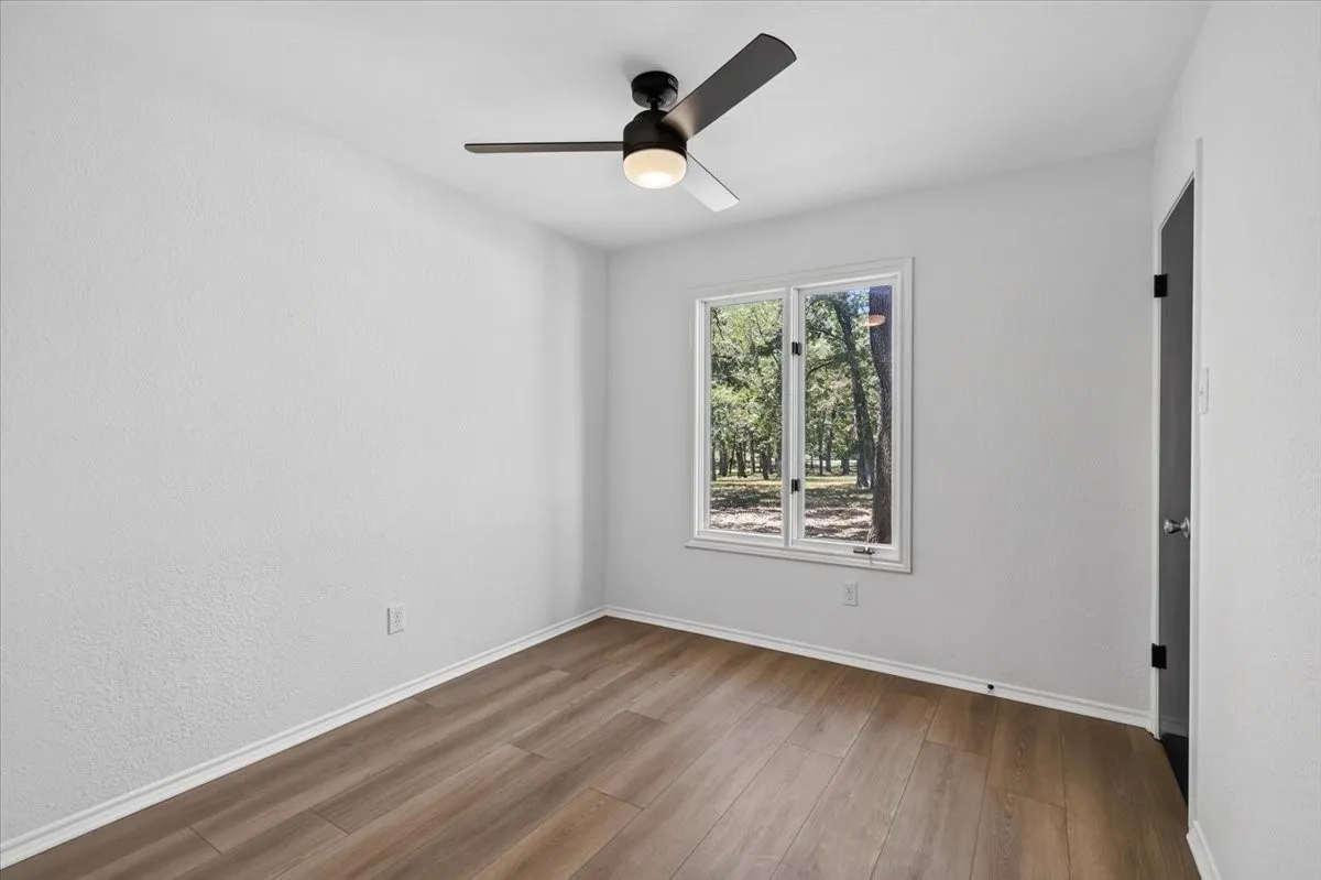 Single Family Residence For Sale in Henderson County , 172 Colonial Drive, Mabank, Texas 75156, 3 Bedroom, 2 Bathroom, 2 Garage spaces, 1,494 Sqft, built in 1986, Preowned, mls#21252677, Real Estate Agent in Mabank, Homes For Sale in Henderson county, Homes For Sale in Mabank, Realtor in Mabank Texas, Real Estate Brokerage Independent Realty Texas, Luminita Cordes Realtor