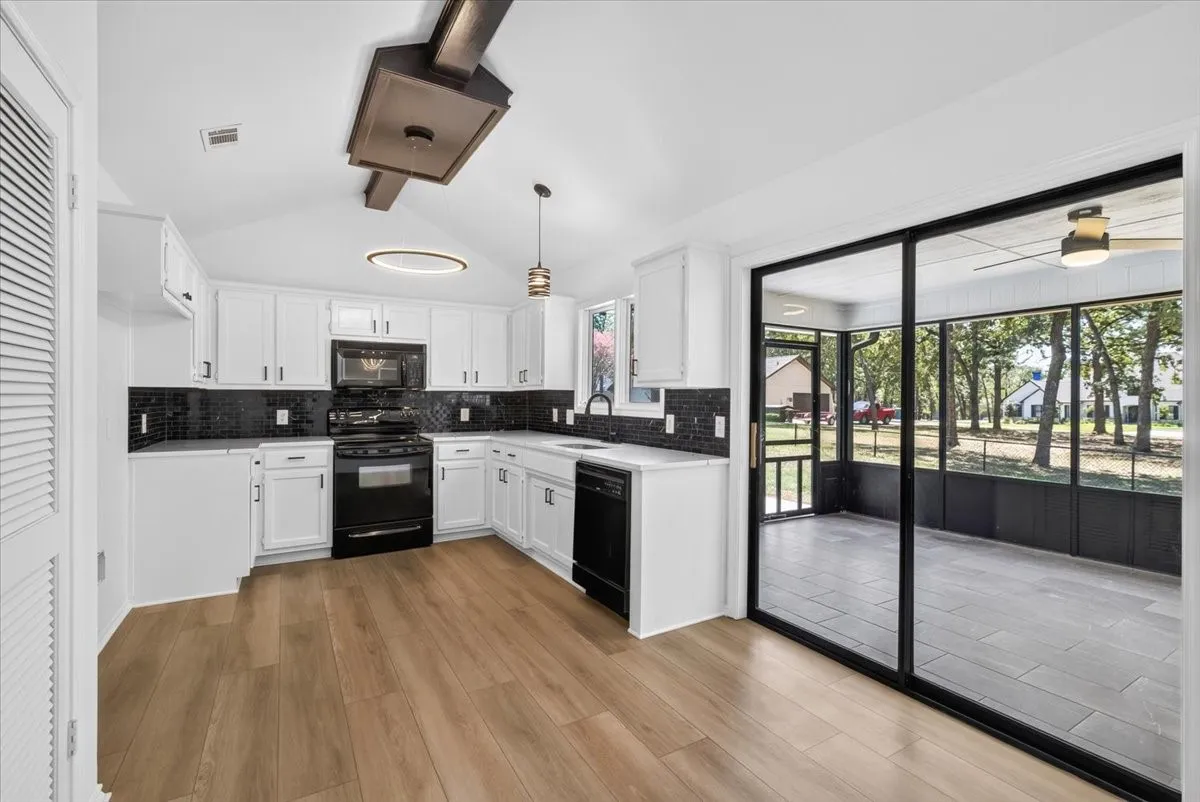 Single Family Residence For Sale in Henderson County , 172 Colonial Drive, Mabank, Texas 75156, 3 Bedroom, 2 Bathroom, 2 Garage spaces, 1,494 Sqft, built in 1986, Preowned, mls#21252677, Real Estate Agent in Mabank, Homes For Sale in Henderson county, Homes For Sale in Mabank, Realtor in Mabank Texas, Real Estate Brokerage Independent Realty Texas, Luminita Cordes Realtor