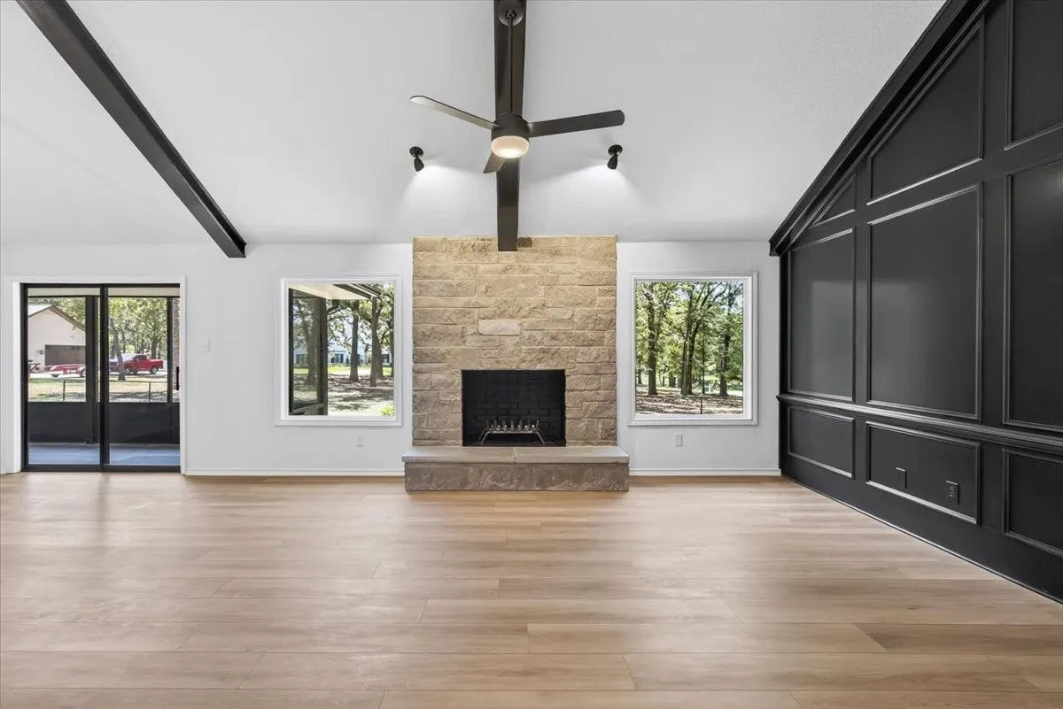 Single Family Residence For Sale in Henderson County , 172 Colonial Drive, Mabank, Texas 75156, 3 Bedroom, 2 Bathroom, 2 Garage spaces, 1,494 Sqft, built in 1986, Preowned, mls#21252677, Real Estate Agent in Mabank, Homes For Sale in Henderson county, Homes For Sale in Mabank, Realtor in Mabank Texas, Real Estate Brokerage Independent Realty Texas, Luminita Cordes Realtor