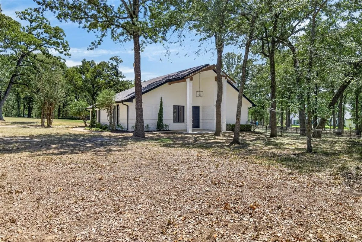 Single Family Residence For Sale in Henderson County , 172 Colonial Drive, Mabank, Texas 75156, 3 Bedroom, 2 Bathroom, 2 Garage spaces, 1,494 Sqft, built in 1986, Preowned, mls#21252677, Real Estate Agent in Mabank, Homes For Sale in Henderson county, Homes For Sale in Mabank, Realtor in Mabank Texas, Real Estate Brokerage Independent Realty Texas, Luminita Cordes Realtor