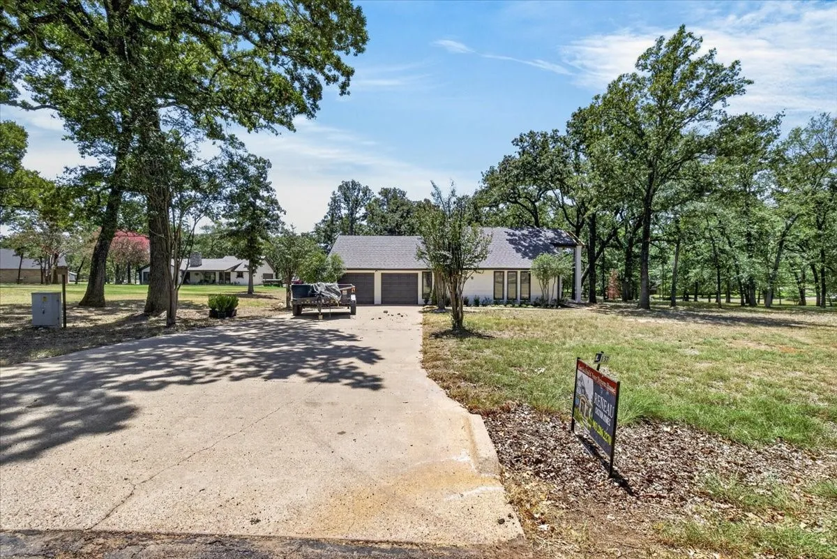 Single Family Residence For Sale in Henderson County , 172 Colonial Drive, Mabank, Texas 75156, 3 Bedroom, 2 Bathroom, 2 Garage spaces, 1,494 Sqft, built in 1986, Preowned, mls#21252677, Real Estate Agent in Mabank, Homes For Sale in Henderson county, Homes For Sale in Mabank, Realtor in Mabank Texas, Real Estate Brokerage Independent Realty Texas, Luminita Cordes Realtor