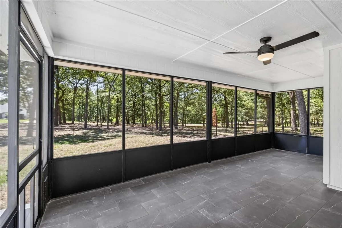 Single Family Residence For Sale in Henderson County , 172 Colonial Drive, Mabank, Texas 75156, 3 Bedroom, 2 Bathroom, 2 Garage spaces, 1,494 Sqft, built in 1986, Preowned, mls#21252677, Real Estate Agent in Mabank, Homes For Sale in Henderson county, Homes For Sale in Mabank, Realtor in Mabank Texas, Real Estate Brokerage Independent Realty Texas, Luminita Cordes Realtor