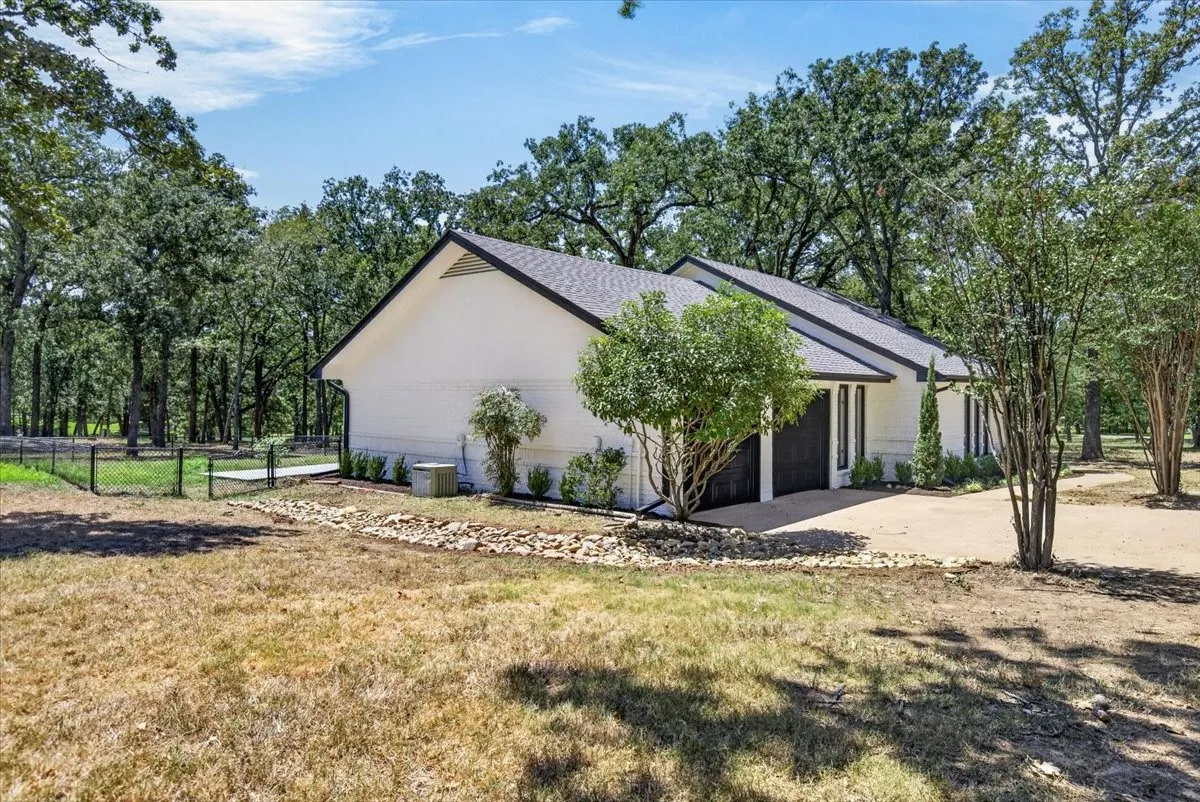 Single Family Residence For Sale in Henderson County , 172 Colonial Drive, Mabank, Texas 75156, 3 Bedroom, 2 Bathroom, 2 Garage spaces, 1,494 Sqft, built in 1986, Preowned, mls#21252677, Real Estate Agent in Mabank, Homes For Sale in Henderson county, Homes For Sale in Mabank, Realtor in Mabank Texas, Real Estate Brokerage Independent Realty Texas, Luminita Cordes Realtor