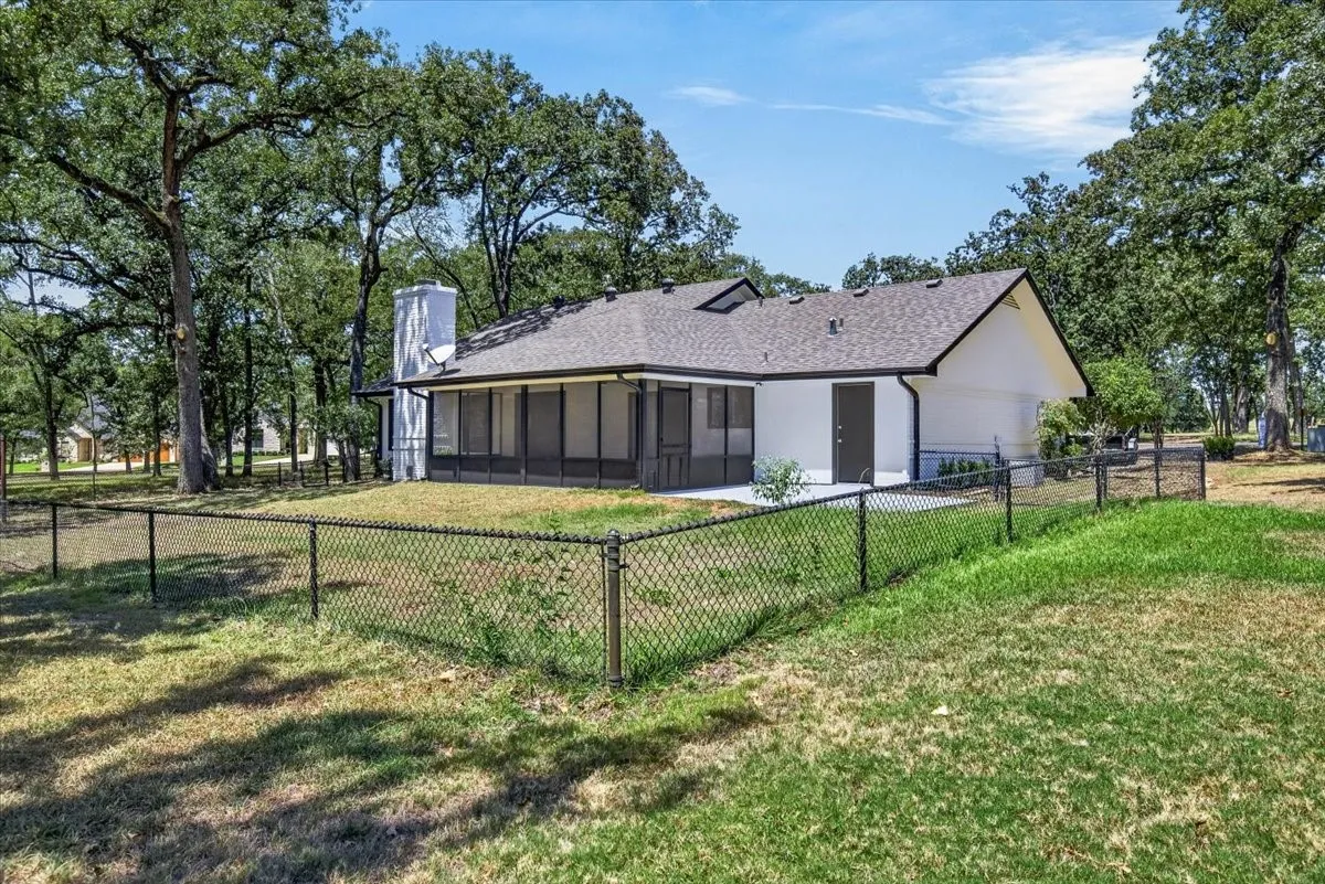 Single Family Residence For Sale in Henderson County , 172 Colonial Drive, Mabank, Texas 75156, 3 Bedroom, 2 Bathroom, 2 Garage spaces, 1,494 Sqft, built in 1986, Preowned, mls#21252677, Real Estate Agent in Mabank, Homes For Sale in Henderson county, Homes For Sale in Mabank, Realtor in Mabank Texas, Real Estate Brokerage Independent Realty Texas, Luminita Cordes Realtor
