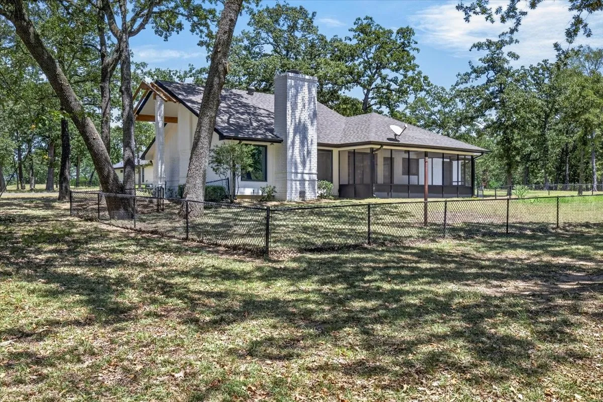 Single Family Residence For Sale in Henderson County , 172 Colonial Drive, Mabank, Texas 75156, 3 Bedroom, 2 Bathroom, 2 Garage spaces, 1,494 Sqft, built in 1986, Preowned, mls#21252677, Real Estate Agent in Mabank, Homes For Sale in Henderson county, Homes For Sale in Mabank, Realtor in Mabank Texas, Real Estate Brokerage Independent Realty Texas, Luminita Cordes Realtor