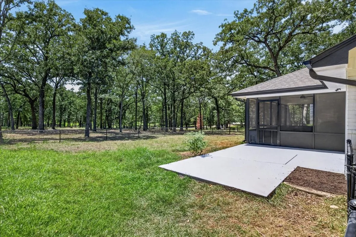 Single Family Residence For Sale in Henderson County , 172 Colonial Drive, Mabank, Texas 75156, 3 Bedroom, 2 Bathroom, 2 Garage spaces, 1,494 Sqft, built in 1986, Preowned, mls#21252677, Real Estate Agent in Mabank, Homes For Sale in Henderson county, Homes For Sale in Mabank, Realtor in Mabank Texas, Real Estate Brokerage Independent Realty Texas, Luminita Cordes Realtor