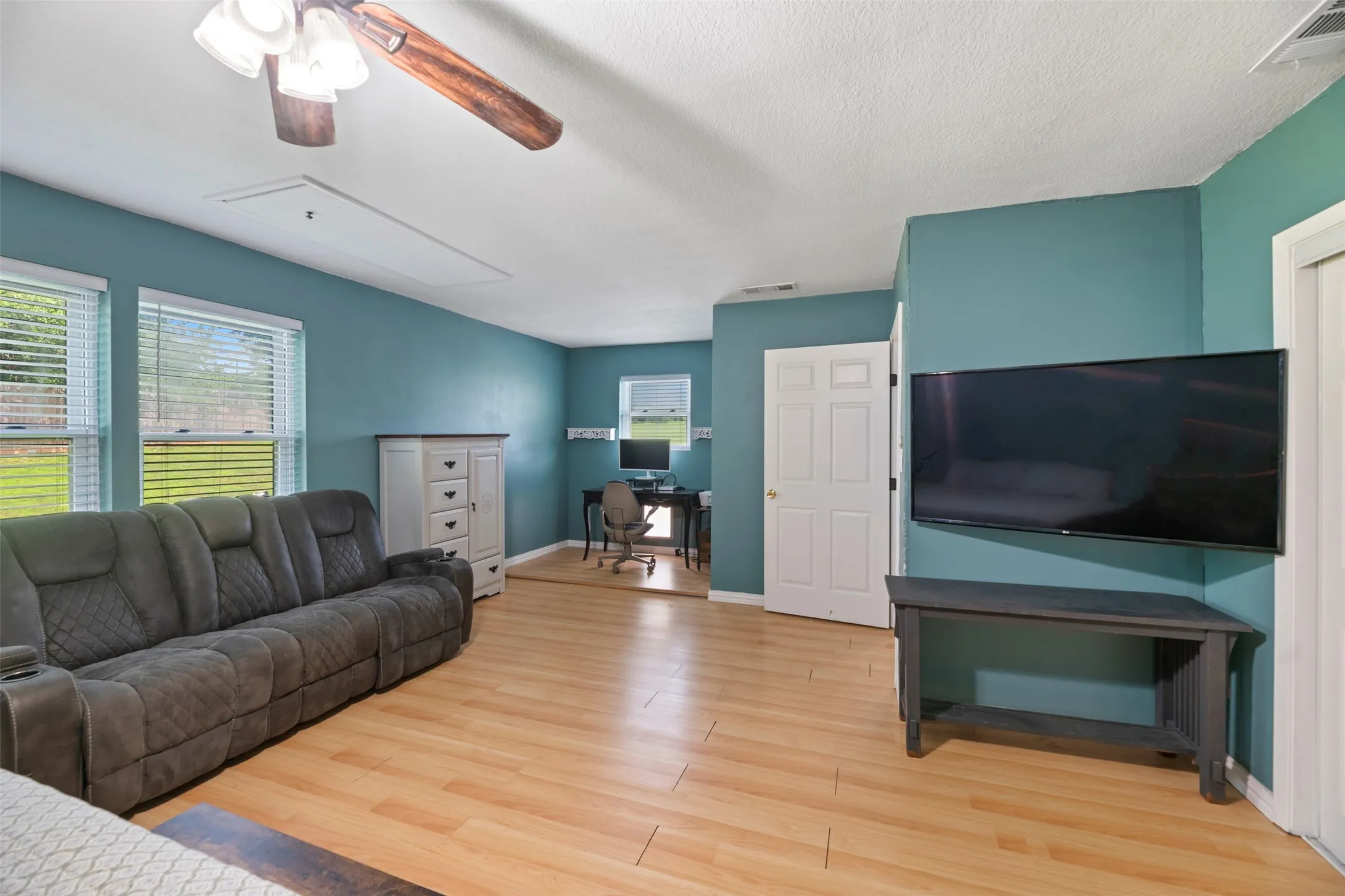 Single Family Residence For Sale in Parker County , 2268 Tanglewood Street, Weatherford, Texas 76085, 4 Bedroom, 2 Bathroom, 2 Garage spaces, 1,913 Sqft, built in 1979, mls#21240329, Real Estate Agent in Weatherford, Homes For Sale in Parker county, Homes For Sale in Weatherford, Realtor in Weatherford Texas, Real Estate Brokerage Independent Realty Texas, Luminita Cordes Realtor