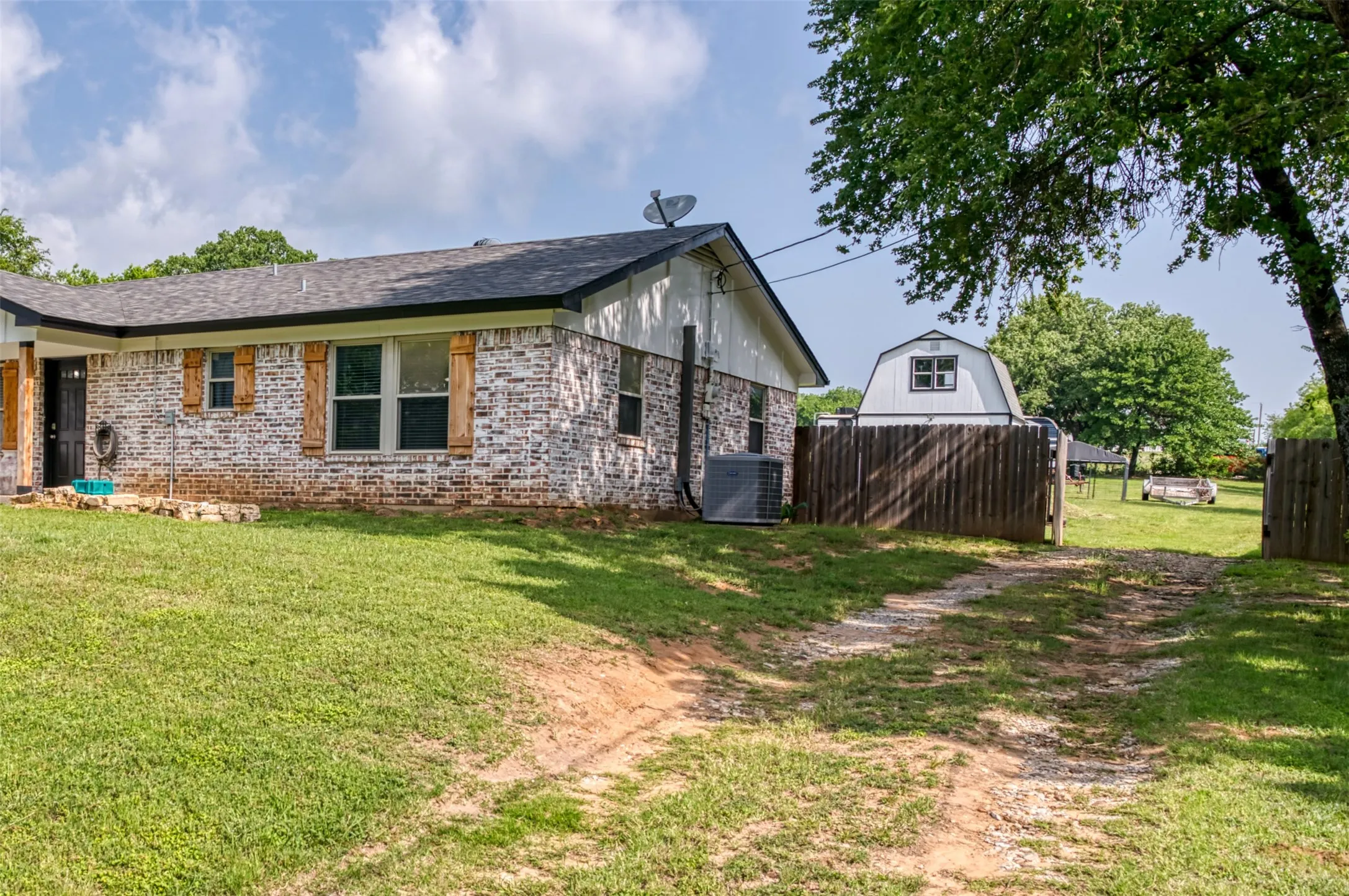 Single Family Residence For Sale in Parker County , 2268 Tanglewood Street, Weatherford, Texas 76085, 4 Bedroom, 2 Bathroom, 2 Garage spaces, 1,913 Sqft, built in 1979, mls#21240329, Real Estate Agent in Weatherford, Homes For Sale in Parker county, Homes For Sale in Weatherford, Realtor in Weatherford Texas, Real Estate Brokerage Independent Realty Texas, Luminita Cordes Realtor