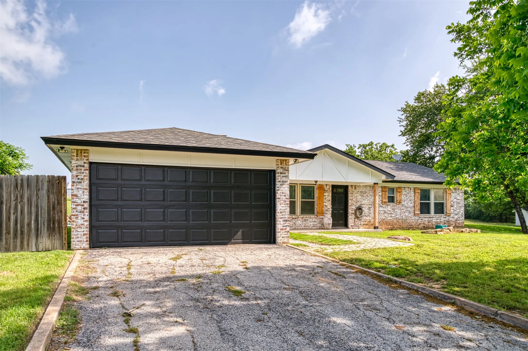 Single Family Residence For Sale in Parker County , 2268 Tanglewood Street, Weatherford, Texas 76085, 4 Bedroom, 2 Bathroom, 2 Garage spaces, 1,913 Sqft, built in 1979, mls#21240329, Real Estate Agent in Weatherford, Homes For Sale in Parker county, Homes For Sale in Weatherford, Realtor in Weatherford Texas, Real Estate Brokerage Independent Realty Texas, Luminita Cordes Realtor