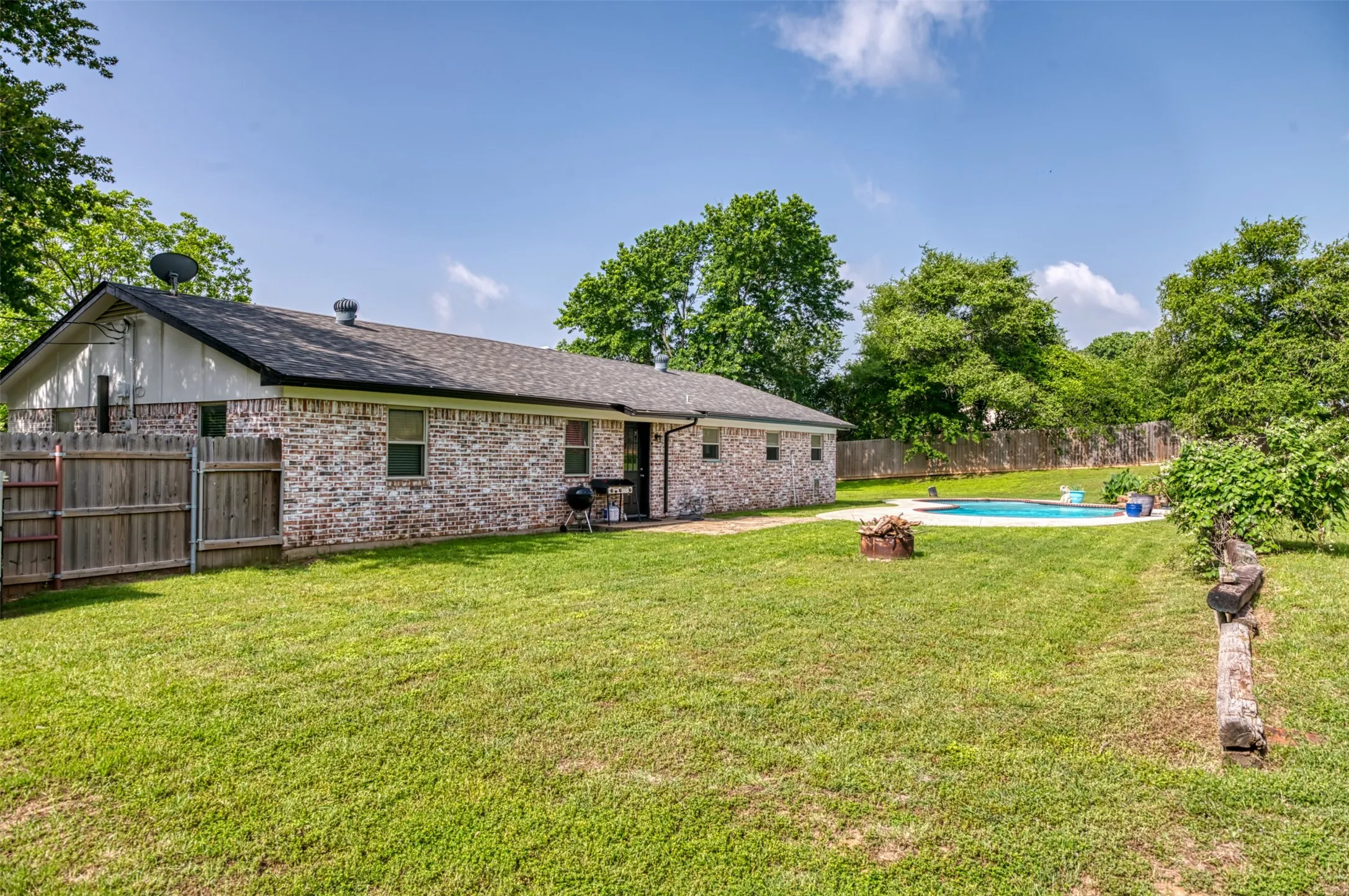 Single Family Residence For Sale in Parker County , 2268 Tanglewood Street, Weatherford, Texas 76085, 4 Bedroom, 2 Bathroom, 2 Garage spaces, 1,913 Sqft, built in 1979, mls#21240329, Real Estate Agent in Weatherford, Homes For Sale in Parker county, Homes For Sale in Weatherford, Realtor in Weatherford Texas, Real Estate Brokerage Independent Realty Texas, Luminita Cordes Realtor