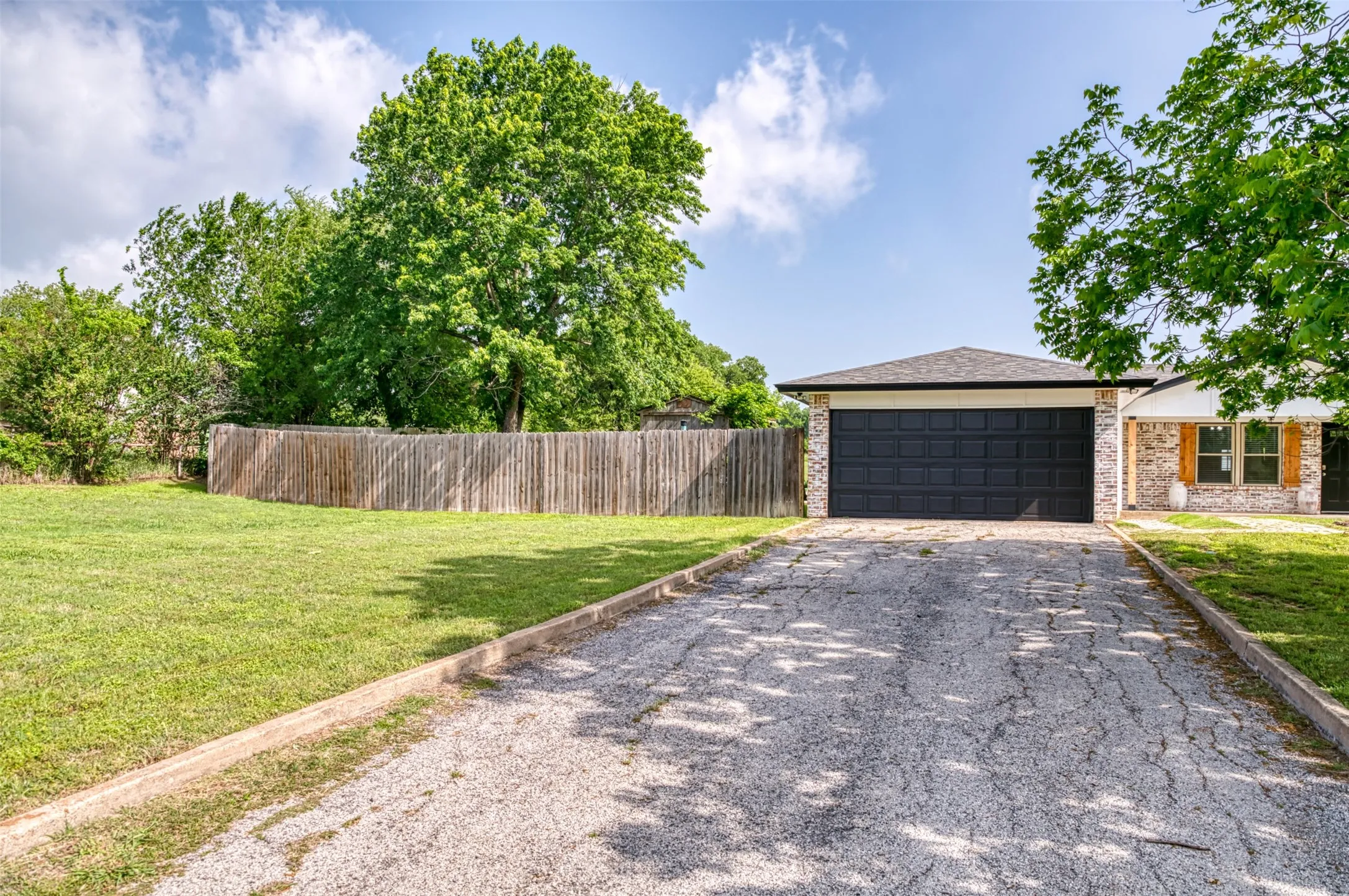 Single Family Residence For Sale in Parker County , 2268 Tanglewood Street, Weatherford, Texas 76085, 4 Bedroom, 2 Bathroom, 2 Garage spaces, 1,913 Sqft, built in 1979, mls#21240329, Real Estate Agent in Weatherford, Homes For Sale in Parker county, Homes For Sale in Weatherford, Realtor in Weatherford Texas, Real Estate Brokerage Independent Realty Texas, Luminita Cordes Realtor