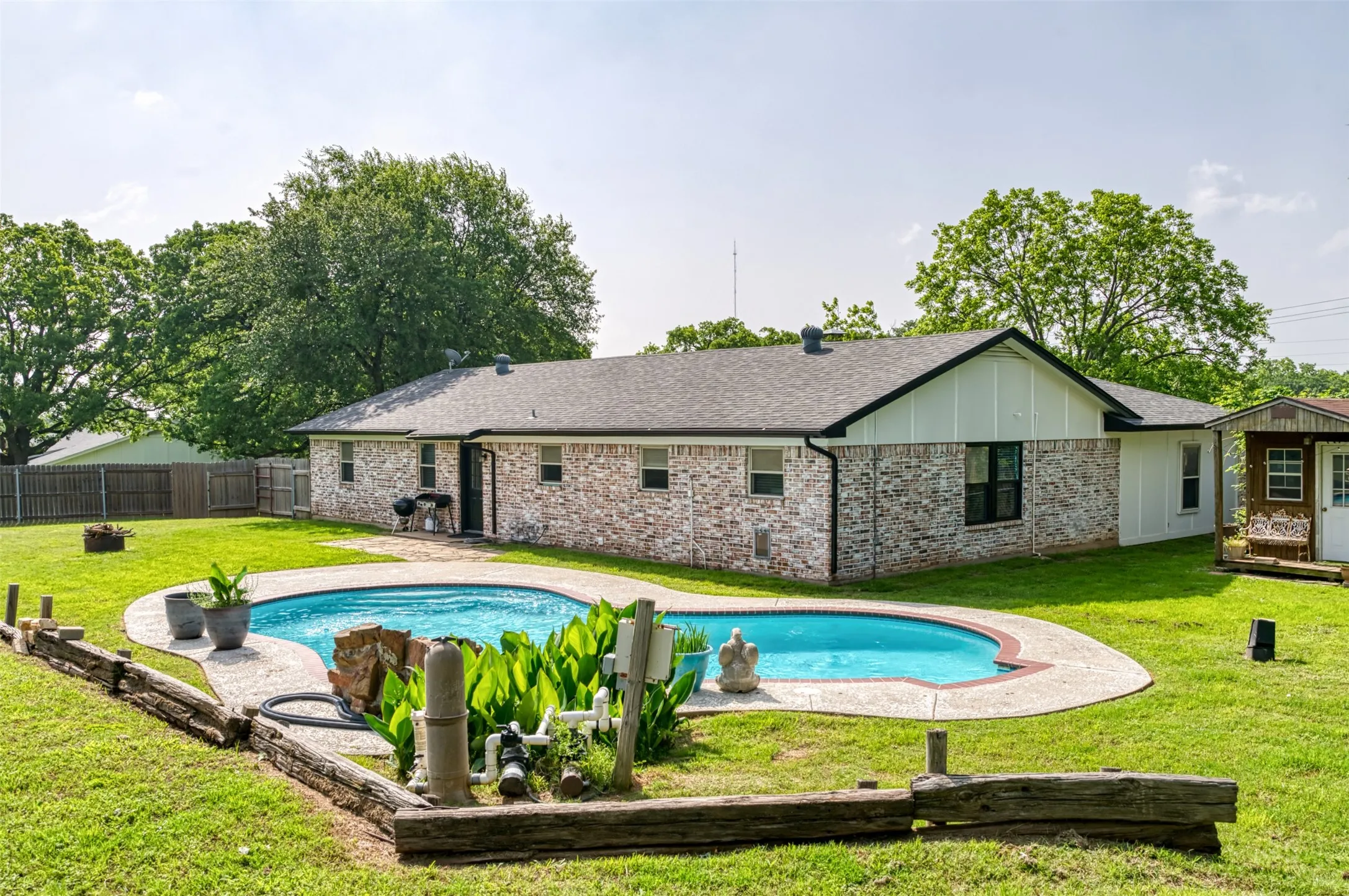 Single Family Residence For Sale in Parker County , 2268 Tanglewood Street, Weatherford, Texas 76085, 4 Bedroom, 2 Bathroom, 2 Garage spaces, 1,913 Sqft, built in 1979, mls#21240329, Real Estate Agent in Weatherford, Homes For Sale in Parker county, Homes For Sale in Weatherford, Realtor in Weatherford Texas, Real Estate Brokerage Independent Realty Texas, Luminita Cordes Realtor